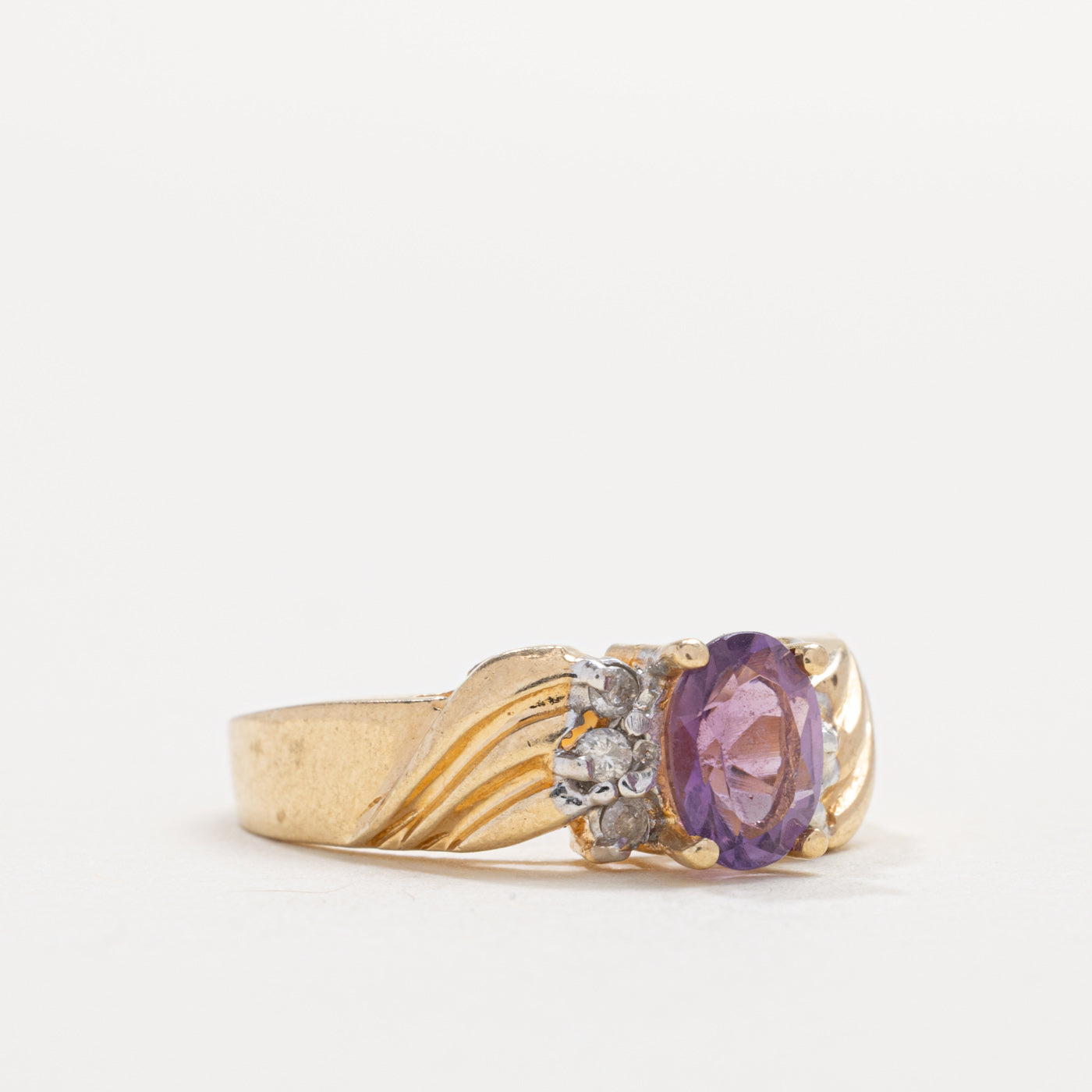 Bague rainurée ornée d'améthyste et de diamants en or 14 carats | Taille 6.0