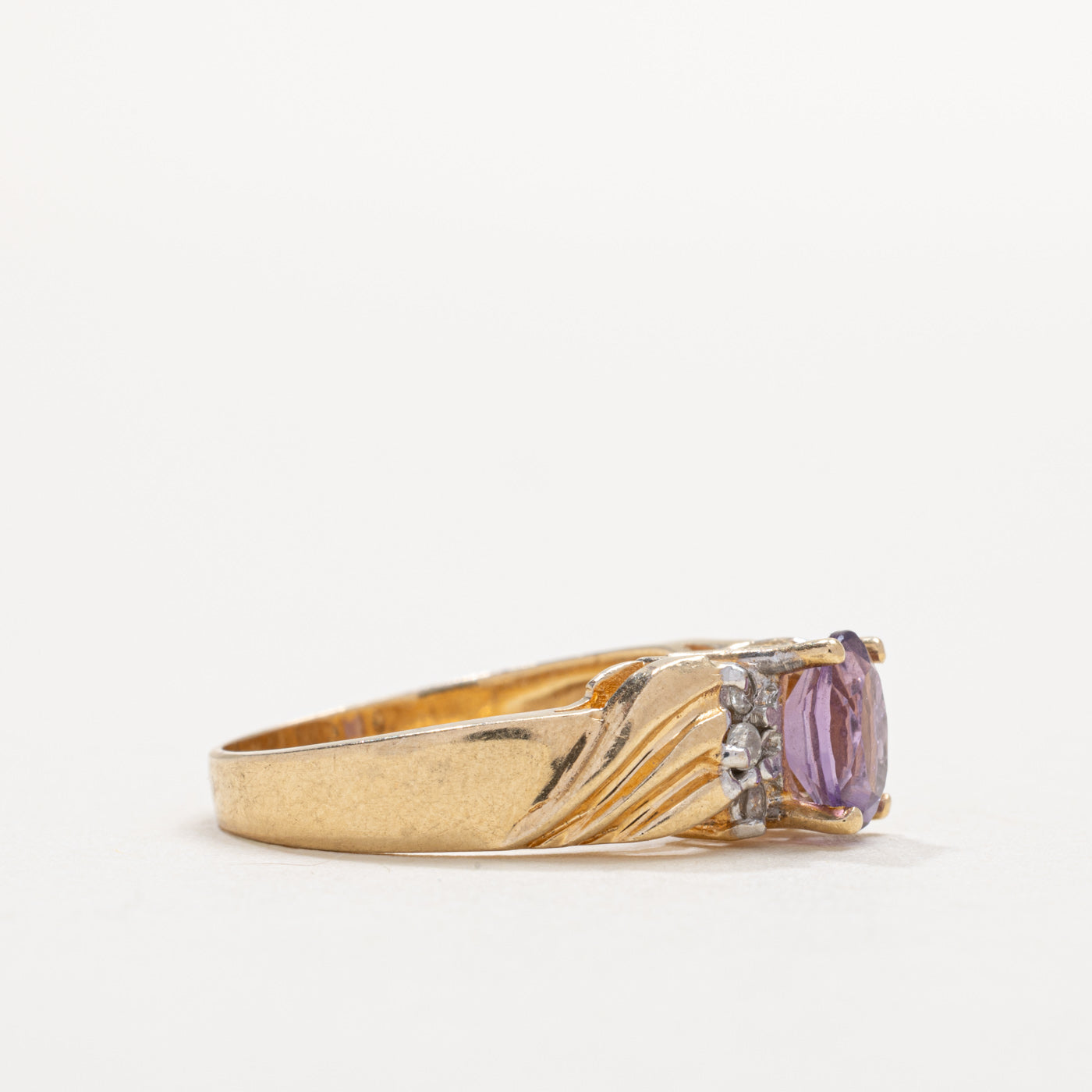 Bague rainurée ornée d'améthyste et de diamants en or 14 carats | Taille 6.0