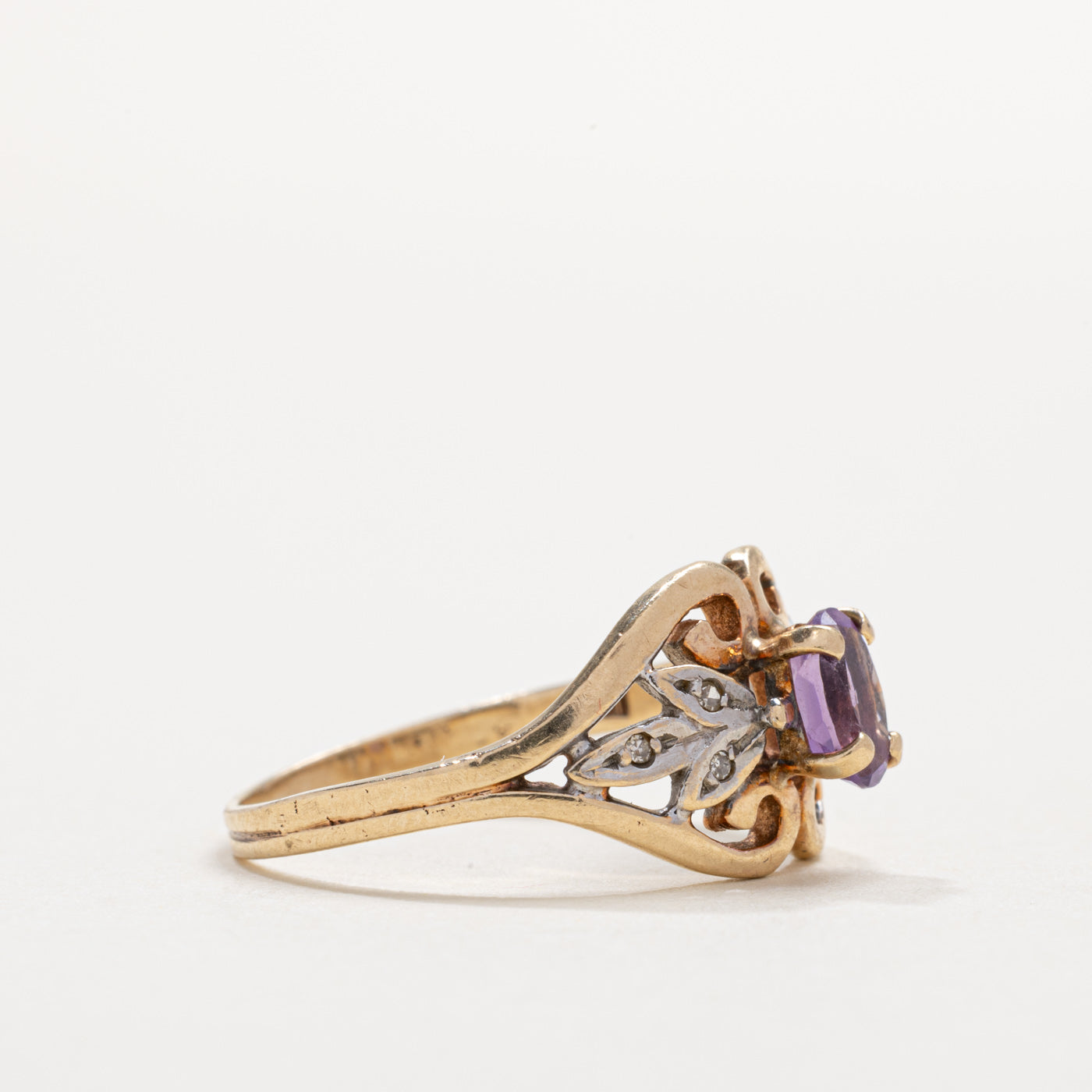 Bague ajourée florale en or 10 carats avec améthyste ovale et diamants | Taille 7.0