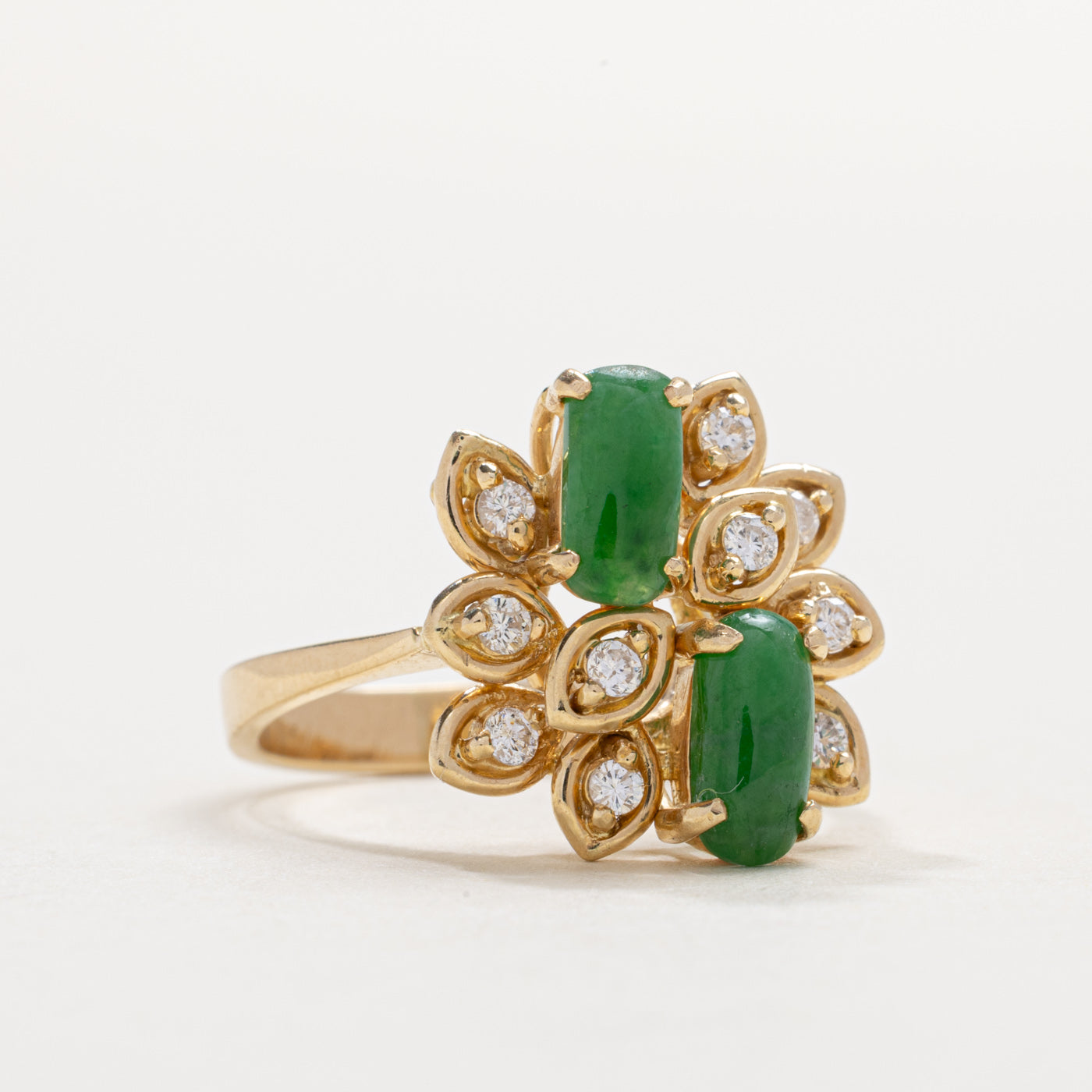 Bague en or 14 carats sertie de deux pierres, jadéite et diamants, motif floral | Taille 6.0