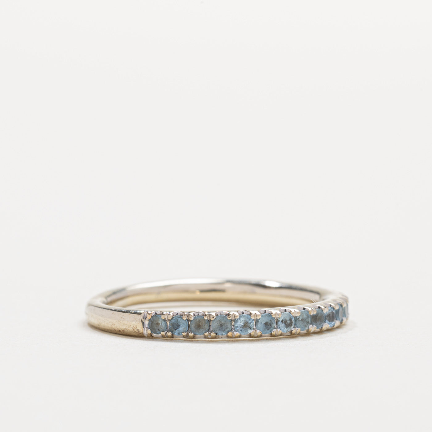 Alliance semi-éternité en or 14 carats avec aigue-marine taille ronde | 2,10 mm | Taille 5,5