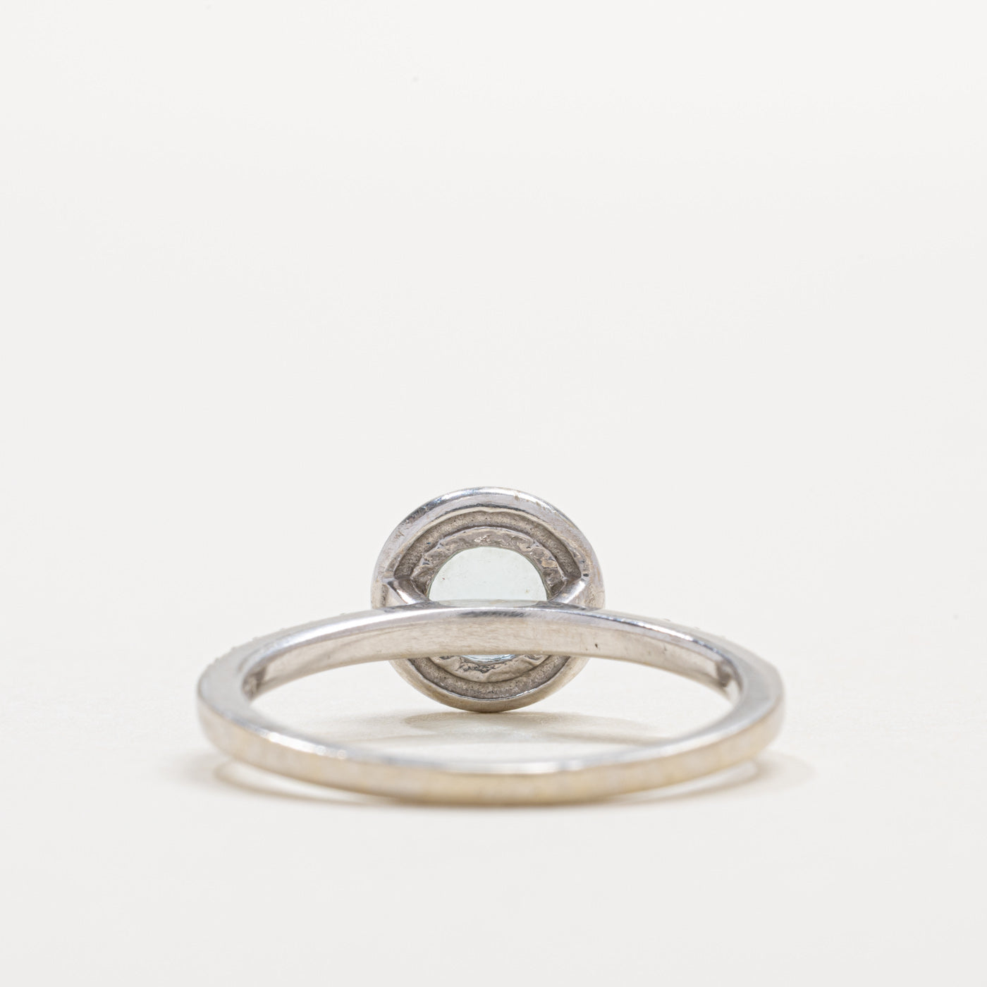 Bague en or 14 carats avec aigue-marine taille ronde et halo de diamants | 0,68 ct, 0,12 ct au total | Taille 7,25