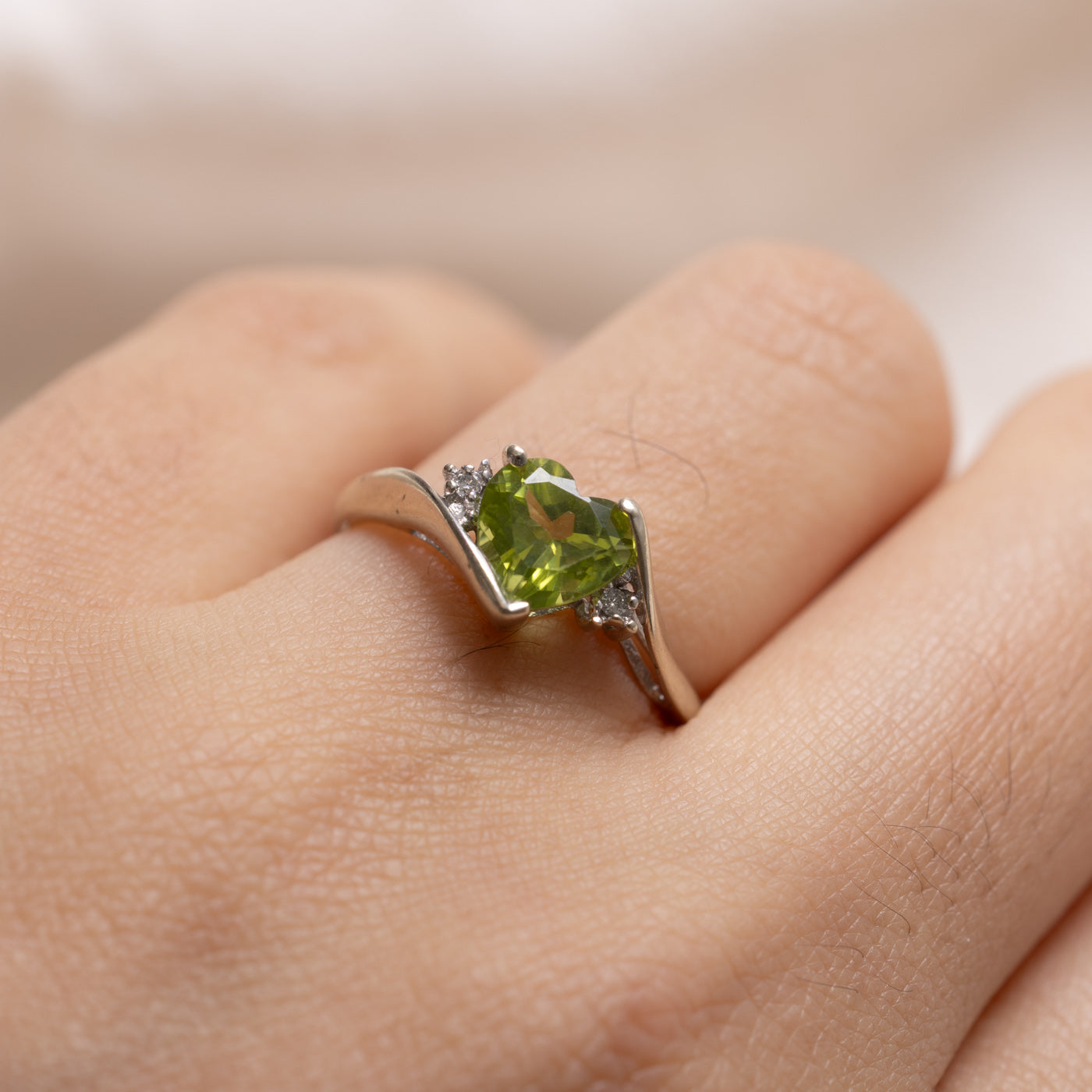 Bague contour en or 10 carats avec péridot taille cœur et diamants | Taille 6,5