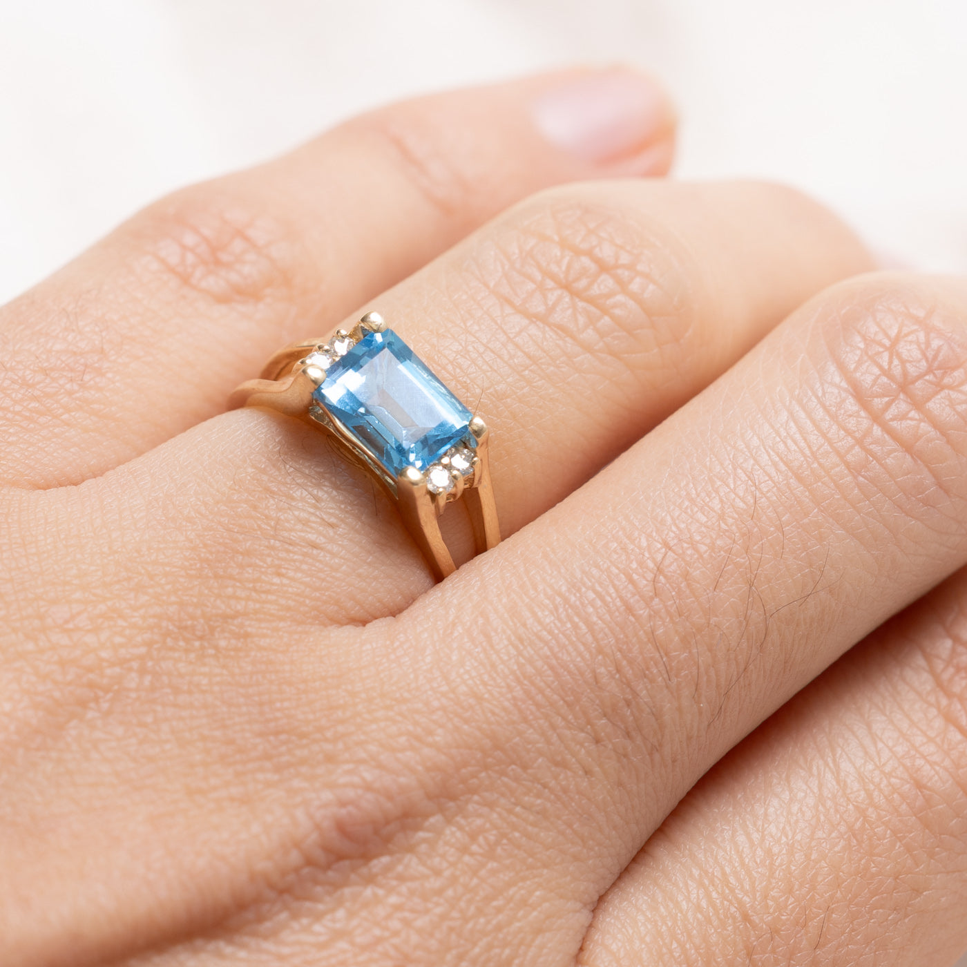 Bague en or 14 carats, topaze bleue taille émeraude et diamants | Taille 5.0
