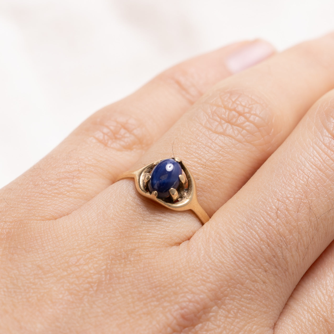 10K Solitaire Cabochon Synthetic Star Sapphire Ring | SZ 5.75