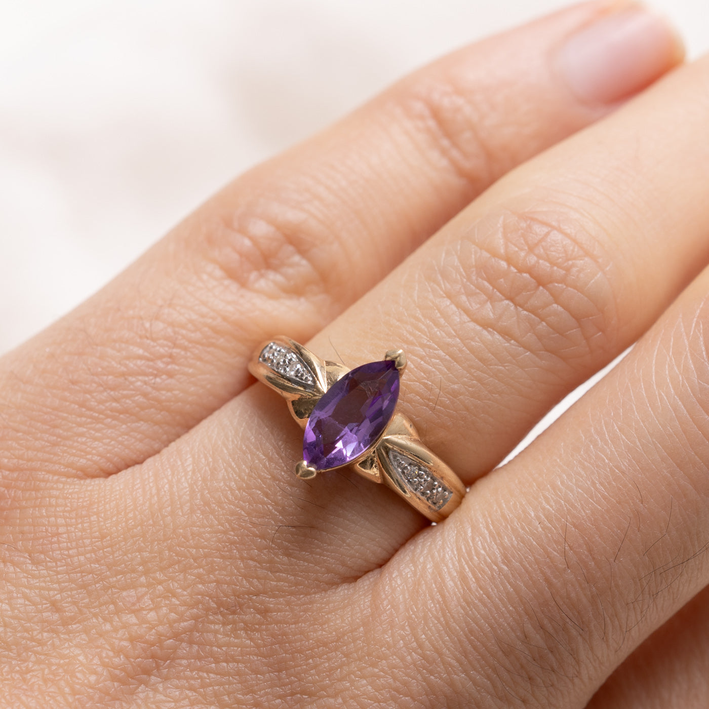 Bague en or 10 carats ornée d'une améthyste taille marquise et de diamants | Taille 6.0