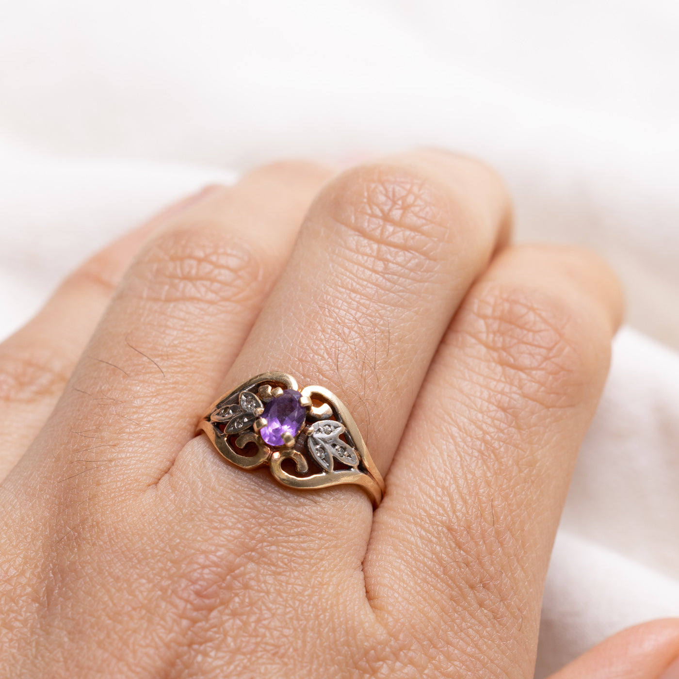 Bague ajourée florale en or 10 carats avec améthyste ovale et diamants | Taille 7.0