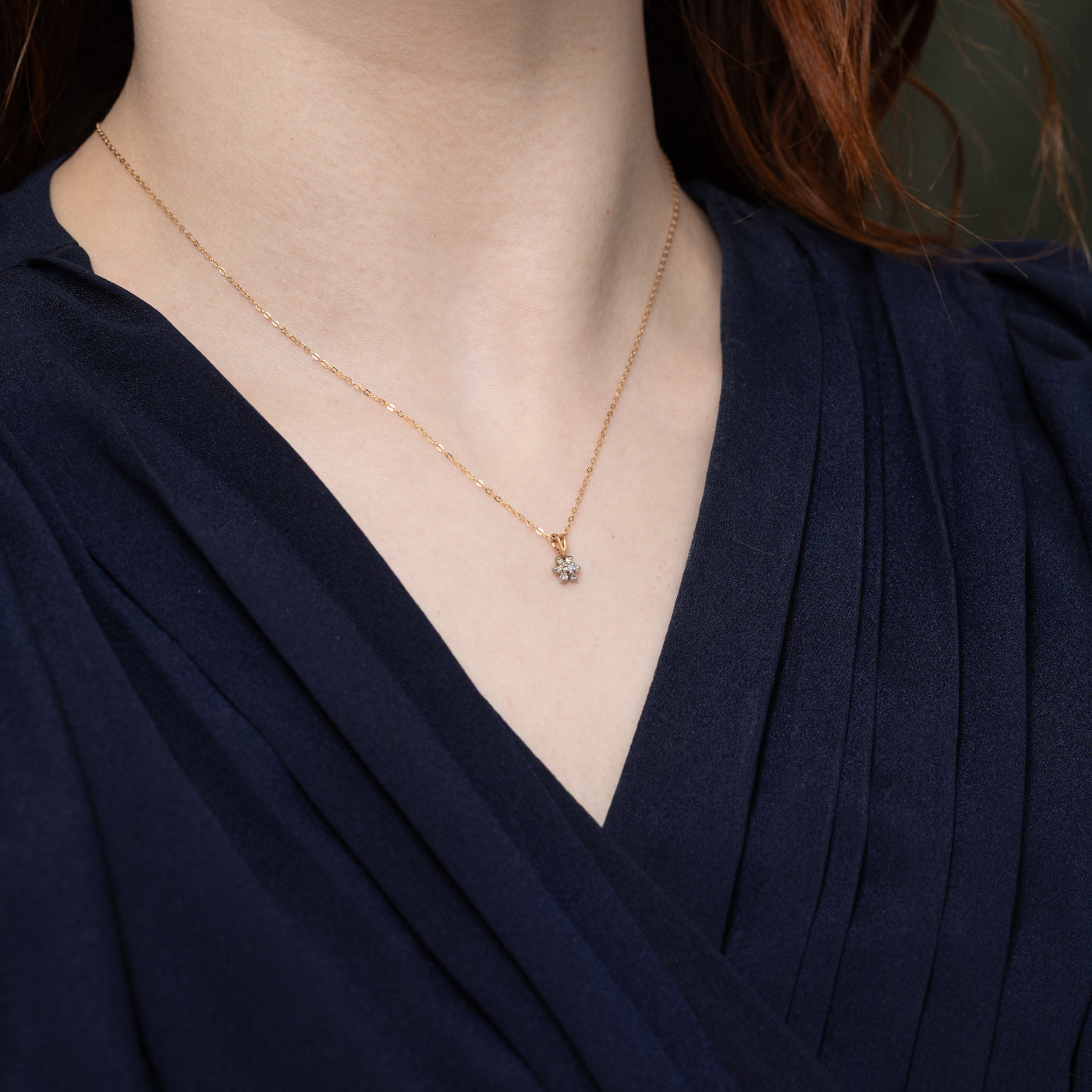 Collier pendentif en forme de fleur serti de diamants 14 carats | 40,6 cm