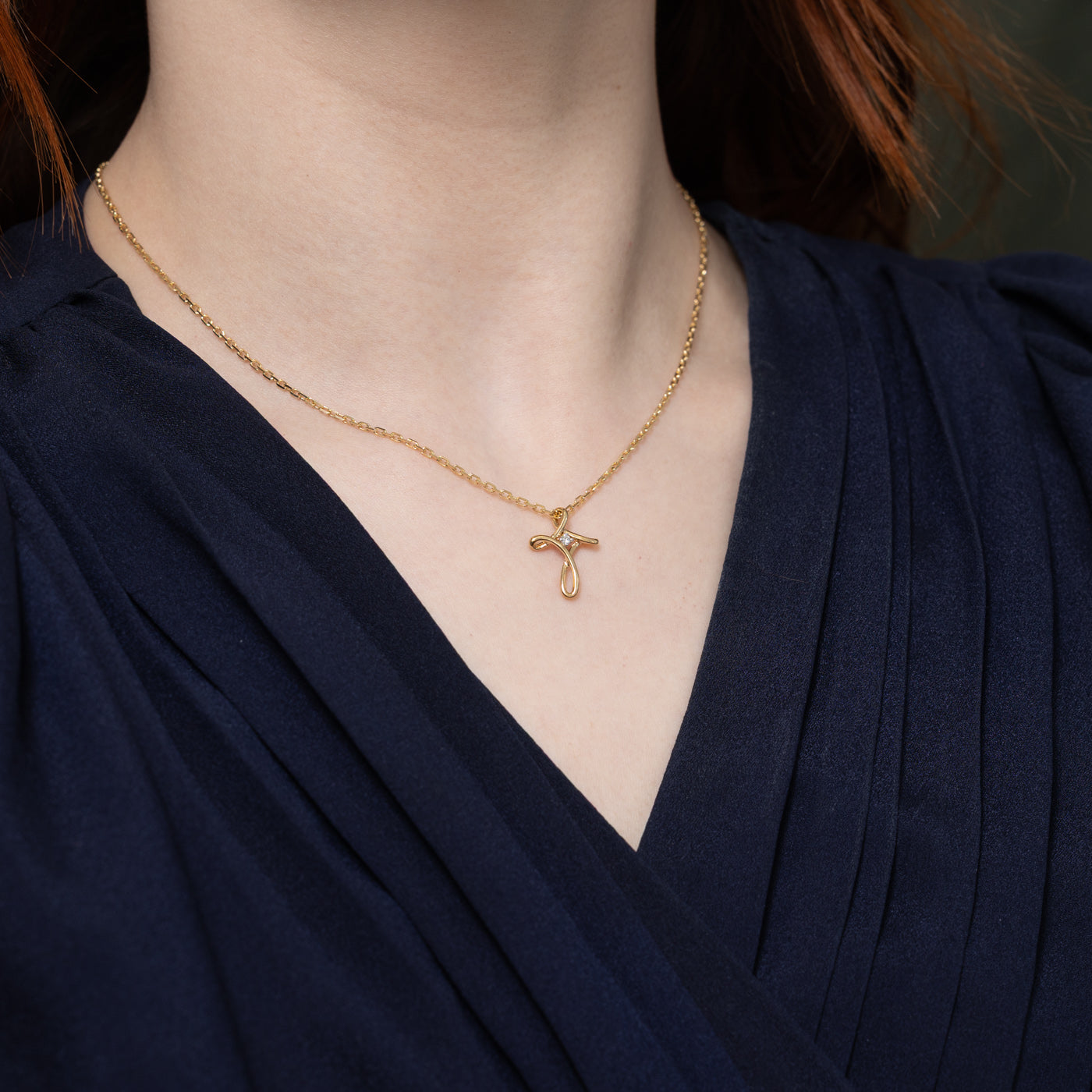 Collier pendentif croix torsadée en or 10 carats et diamants | 40,6 cm