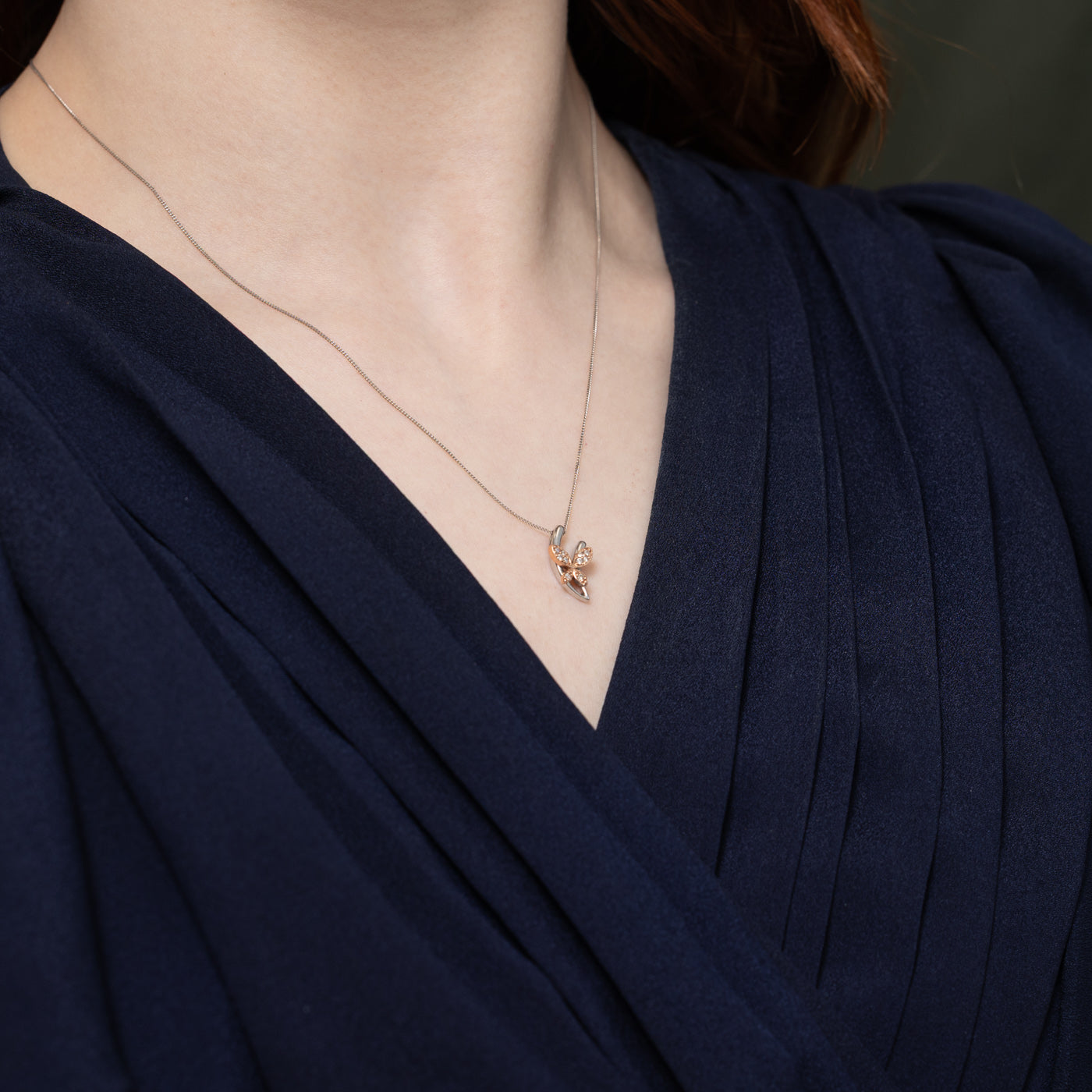 Collier pendentif papillon bicolore en or 10 carats | 45,7 cm