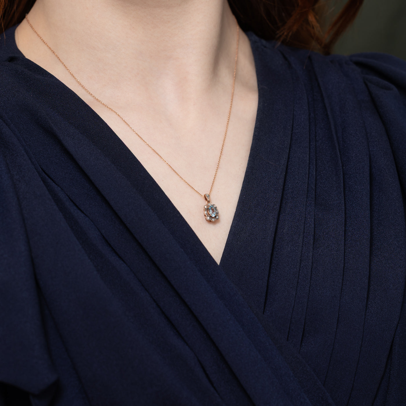 Collier pendentif floral ovale en topaze et diamants, or 10 carats | 45,7 cm