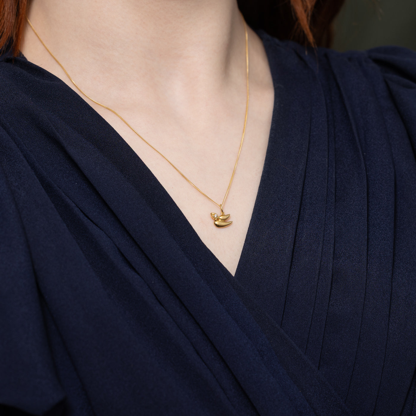 Collier pendentif oiseau abstrait en diamant 18 carats | 47 cm