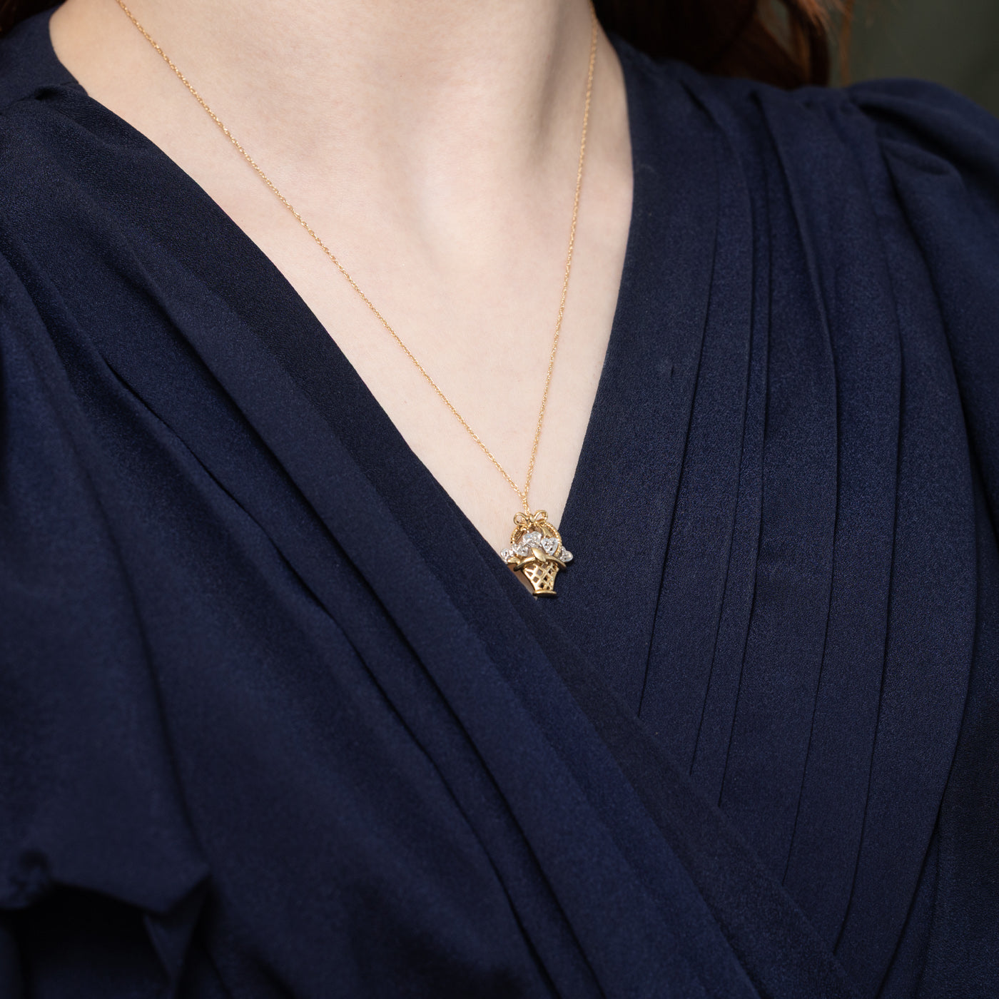 Collier pendentif panier de fleurs en forme de cœur serti de diamants 10 carats | 48 cm