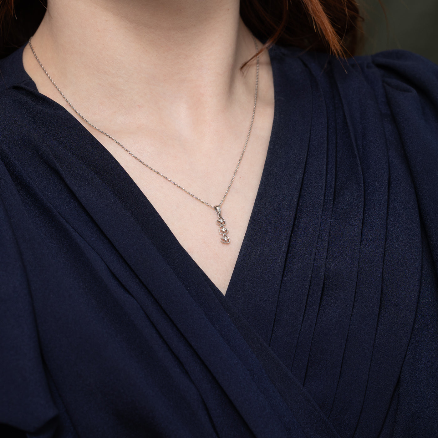 Collier pendentif triple cœur en or 10 carats et diamants | 45,7 cm