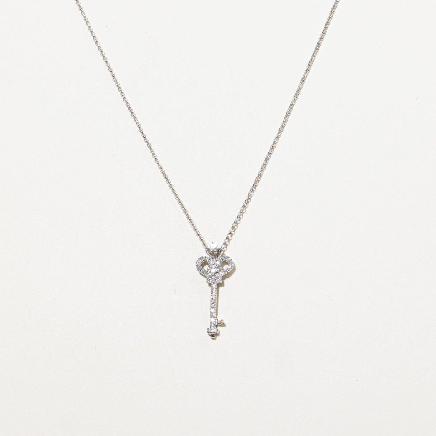 Collier pendentif clé en or 14 carats et diamants | 45,7 cm