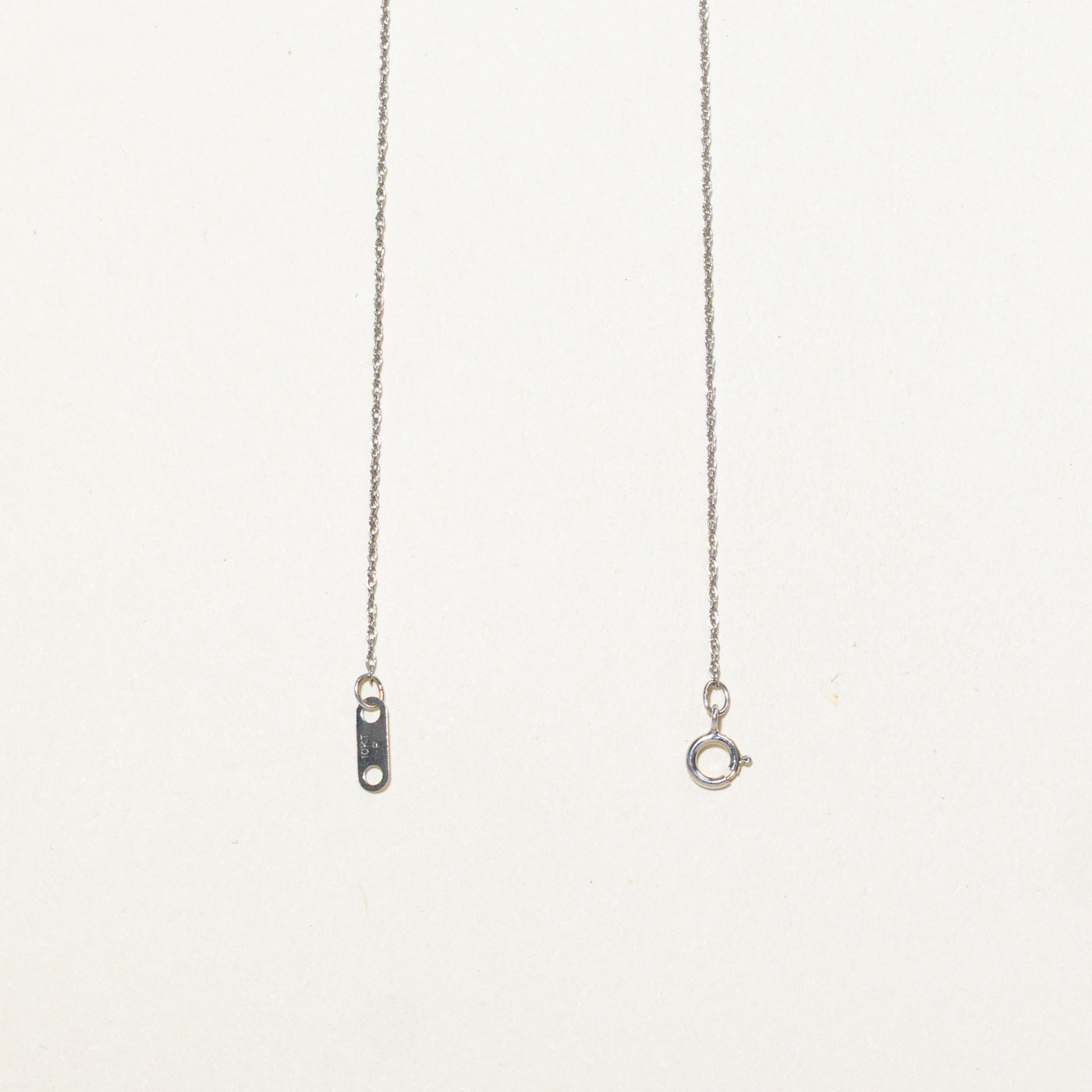 Collier pendentif cœur ouvert en or 10 carats et diamants | 45,7 cm