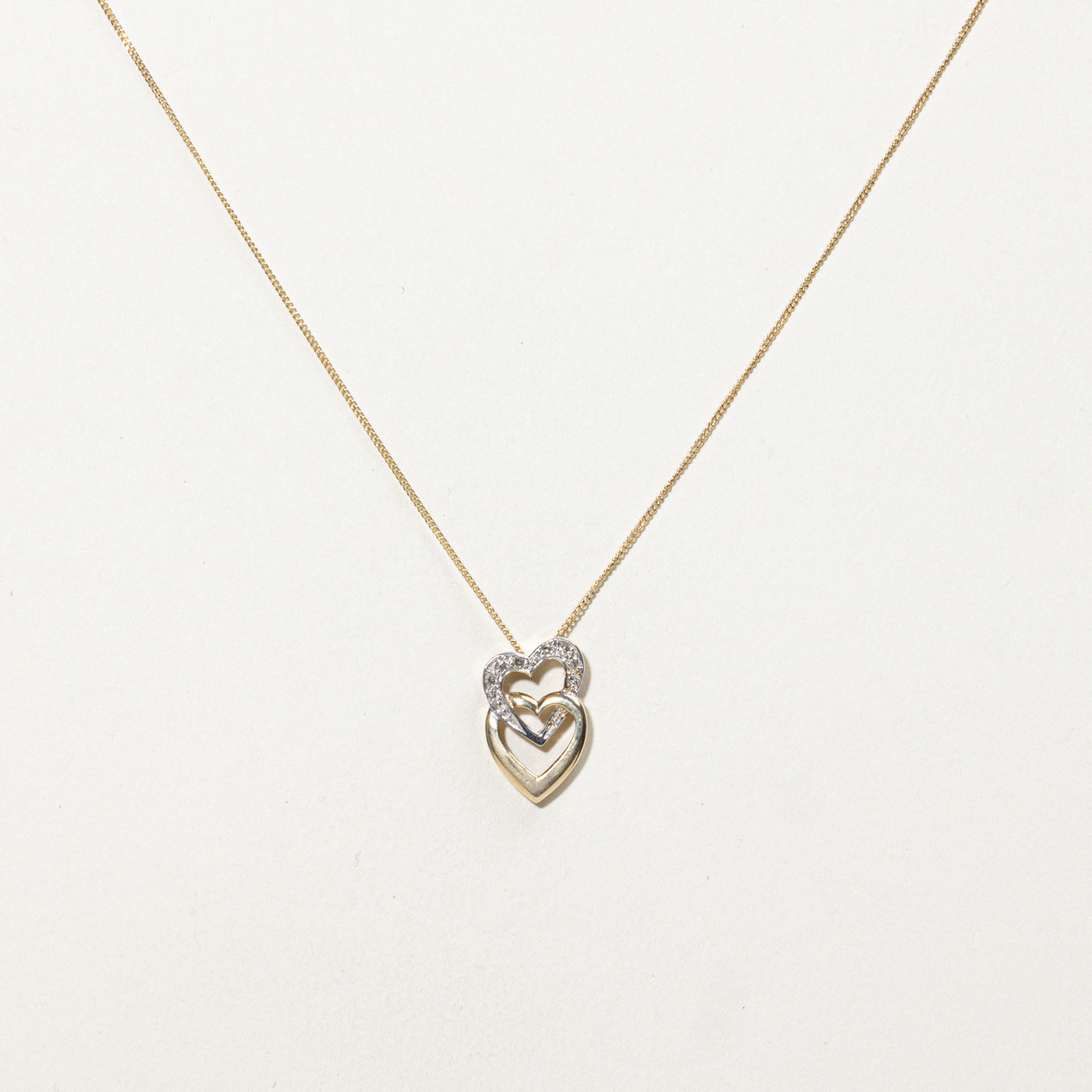 Collier pendentif cœurs entrelacés en or 10 carats et diamants | 45,7 cm