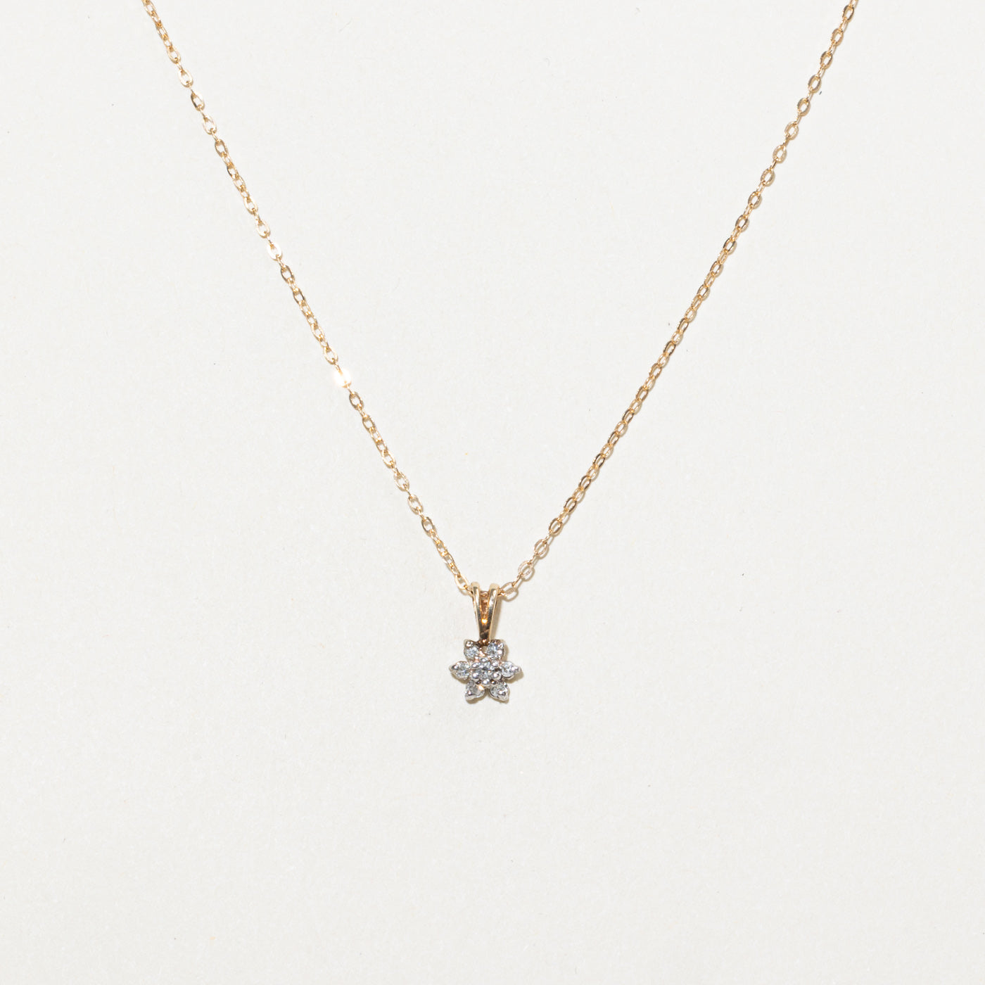 Collier pendentif en forme de fleur serti de diamants 14 carats | 40,6 cm