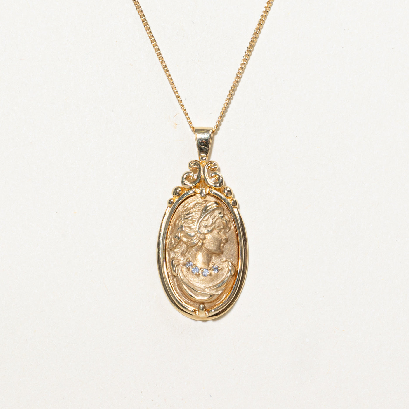 Collier pendentif portrait en or jaune 14 carats et diamants | 45,7 cm