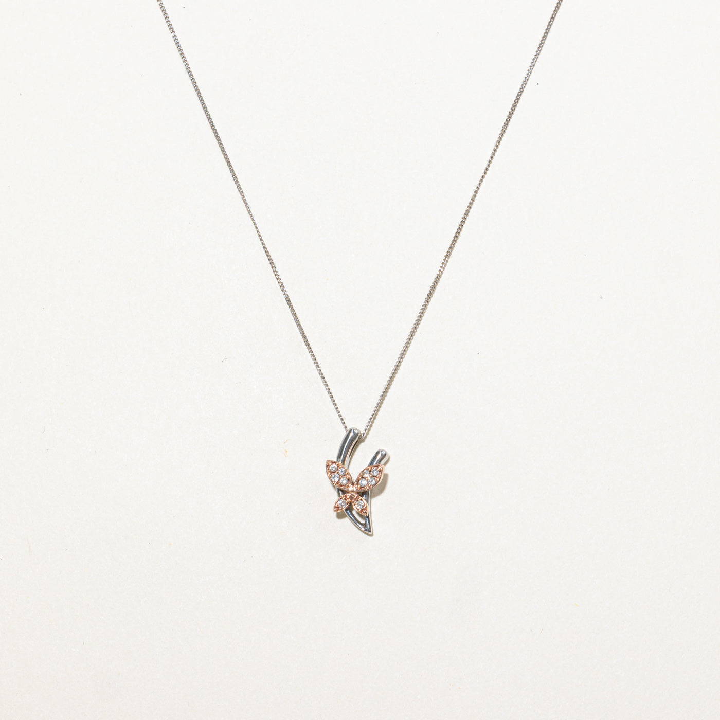 Collier pendentif papillon bicolore en or 10 carats | 45,7 cm