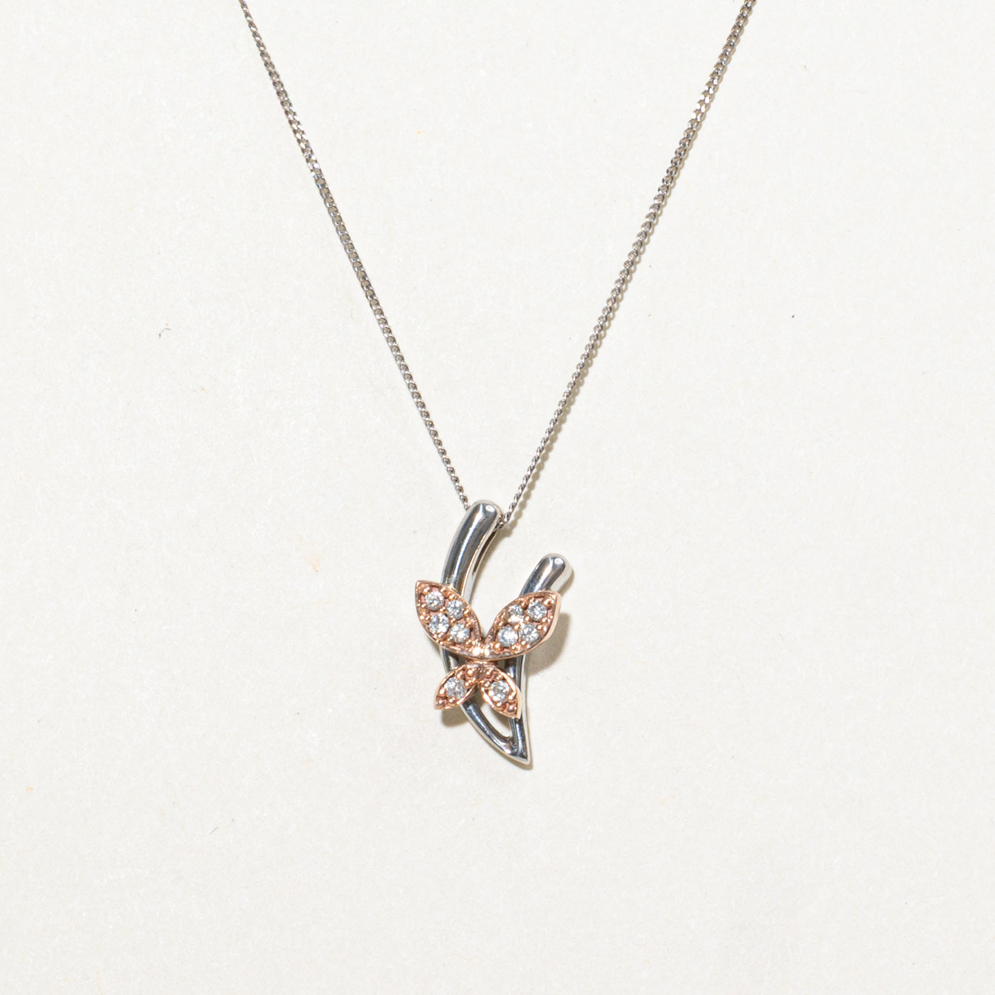 Collier pendentif papillon bicolore en or 10 carats | 45,7 cm