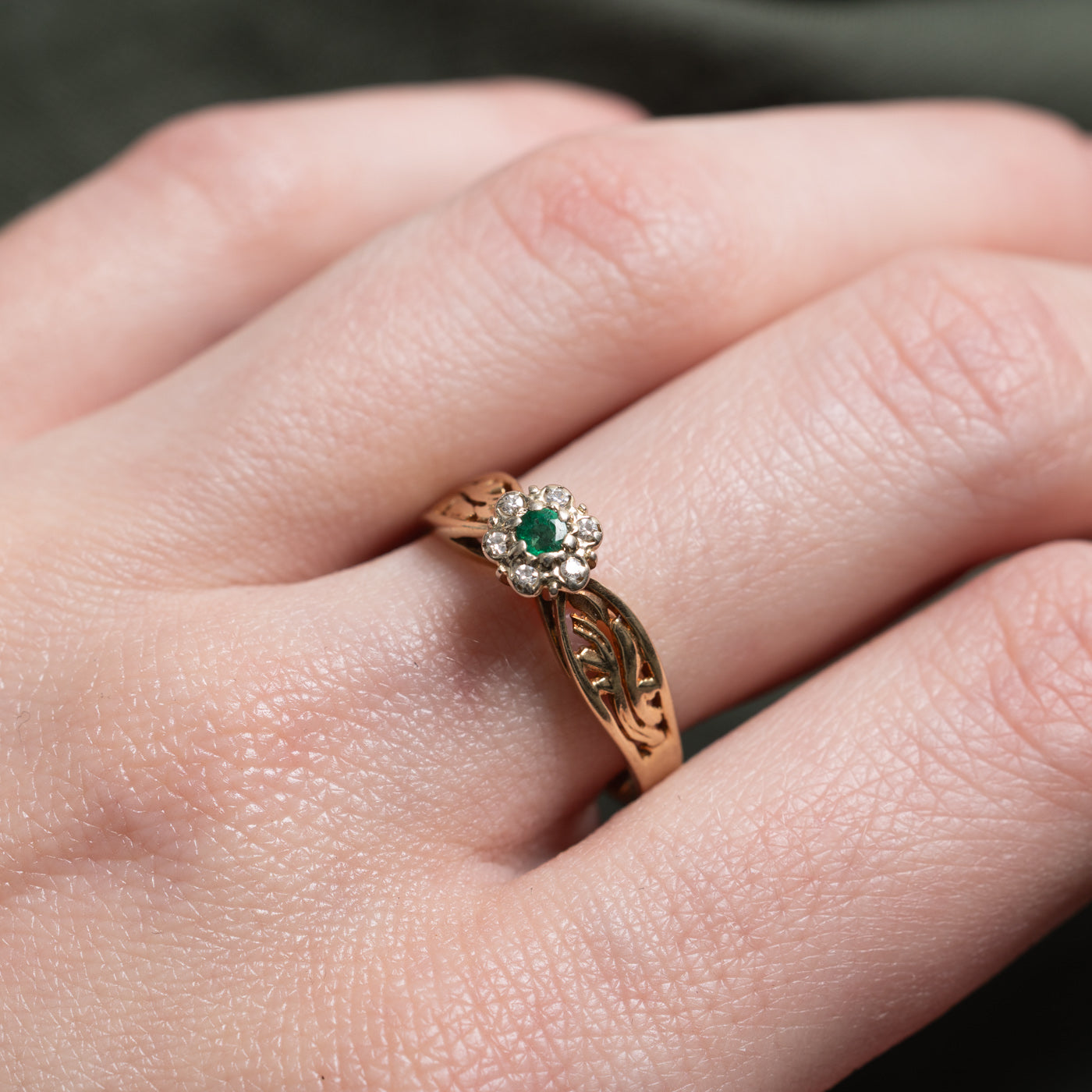 10k Round Cut Emerald & Diamond Daisy Openwork Ring | SZ 7.75