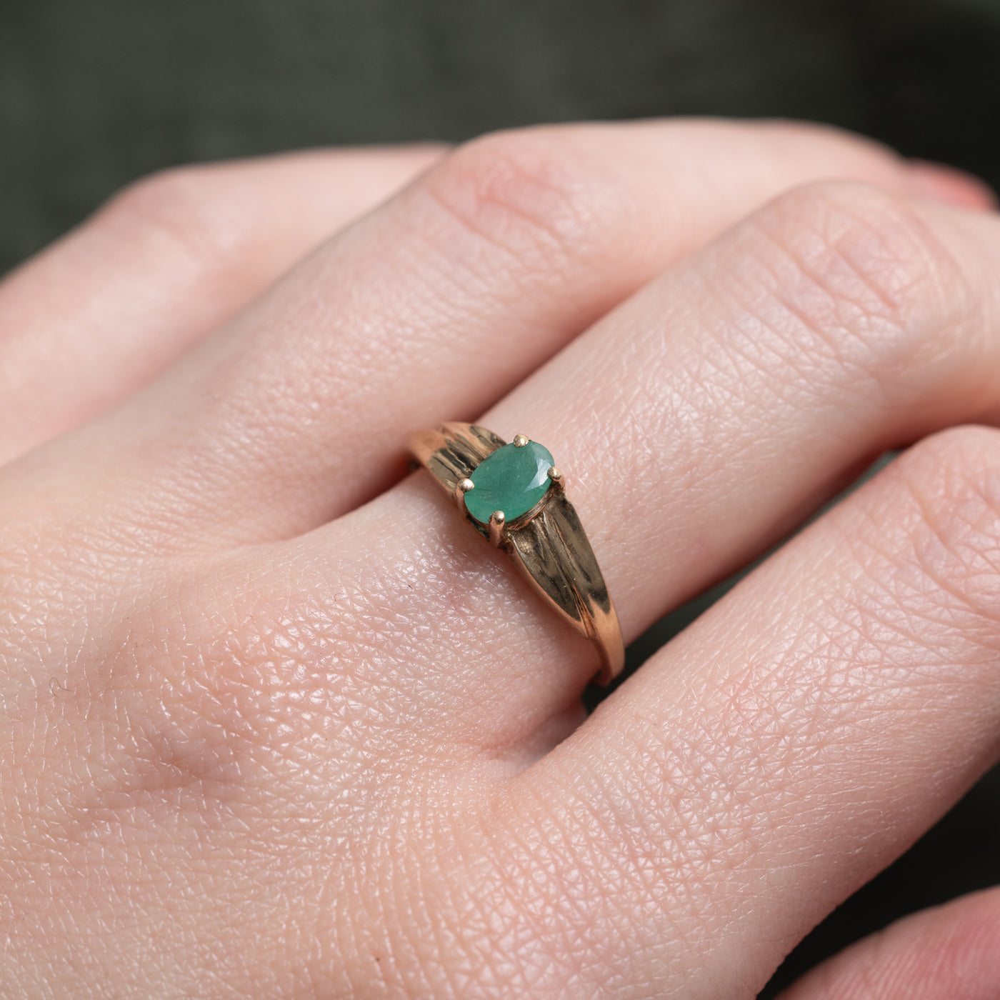 10k Solitaire Oval Cut Emerald Grooved Ring | SZ 6.75