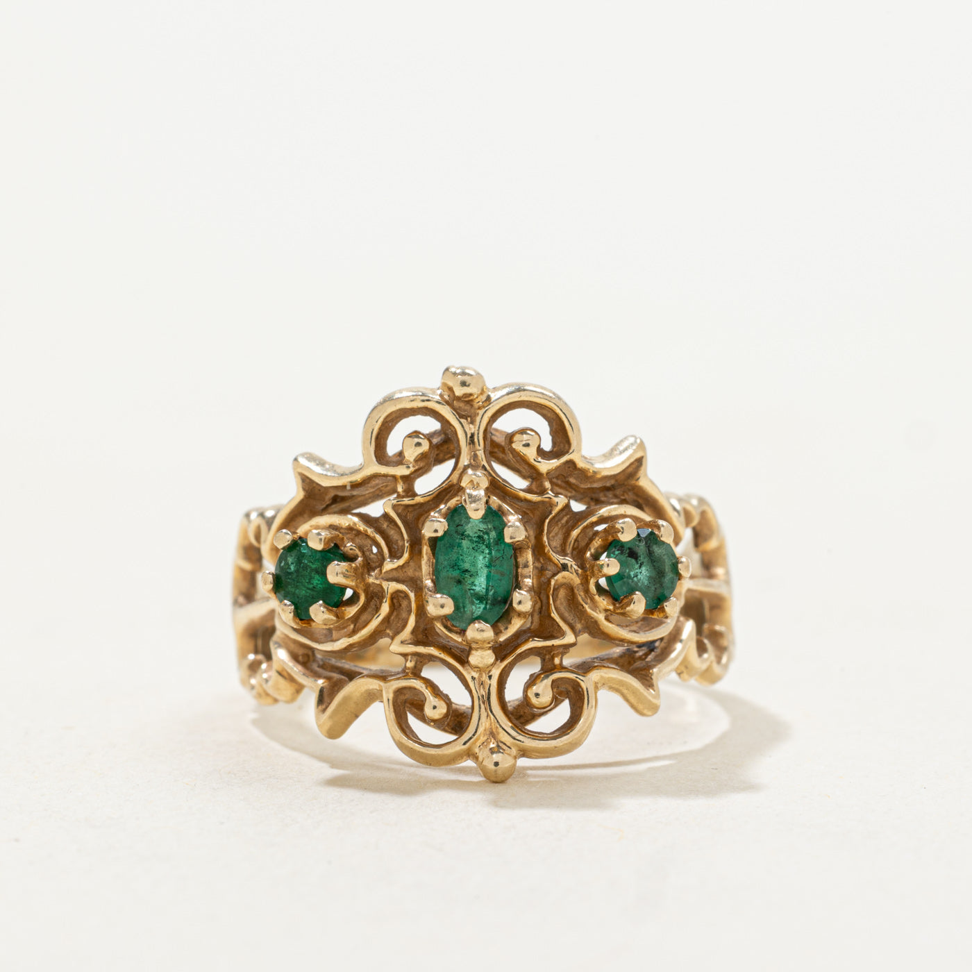 10k Three Stone Emerald Ornate Scrollwork Ring | SZ 7.0