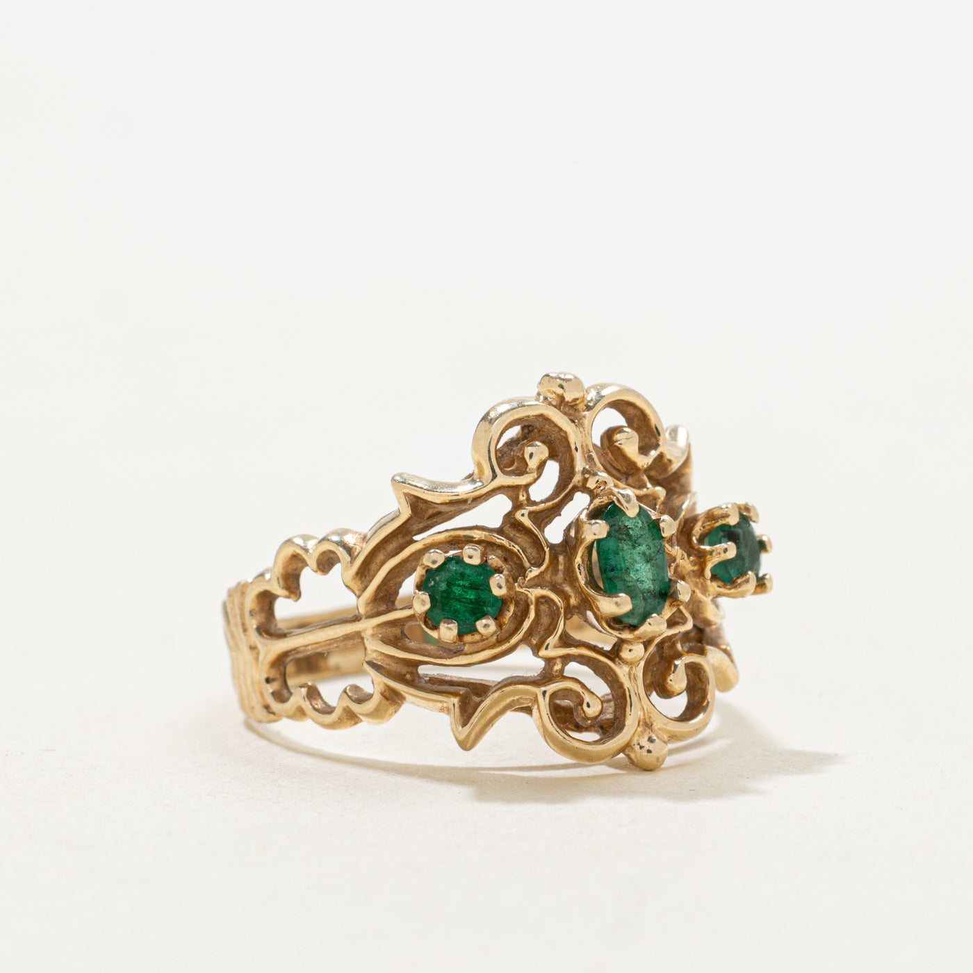 10k Three Stone Emerald Ornate Scrollwork Ring | SZ 7.0