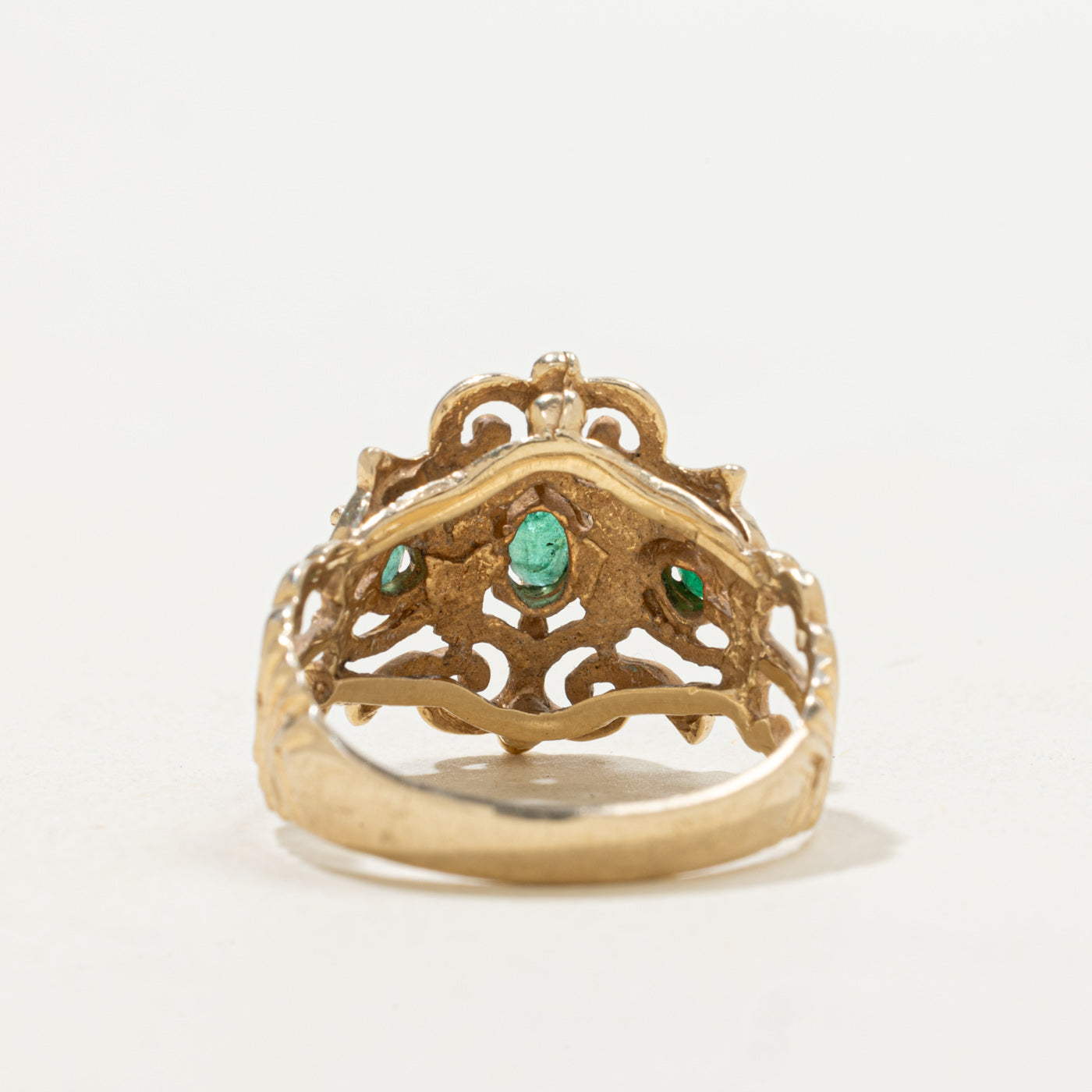 10k Three Stone Emerald Ornate Scrollwork Ring | SZ 7.0