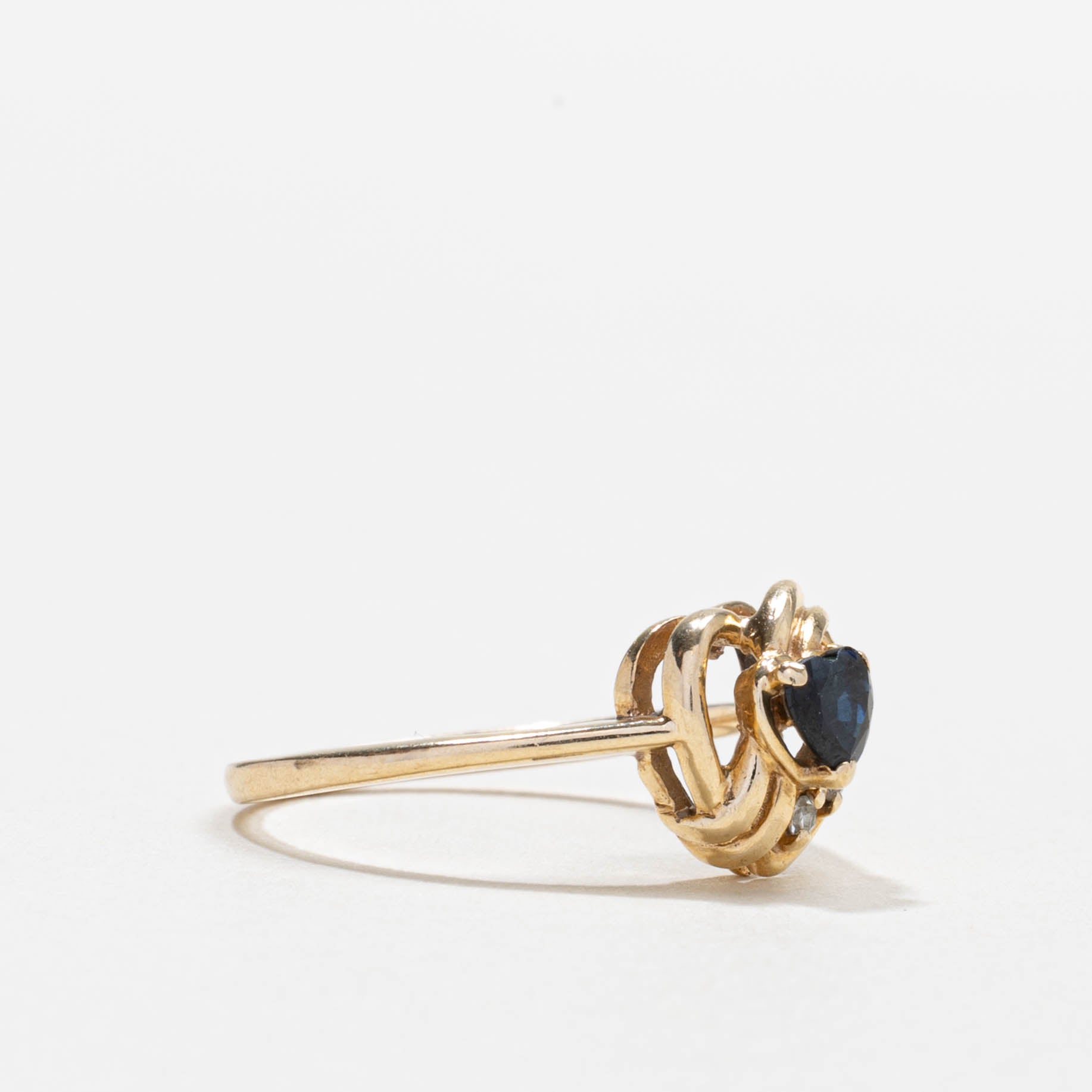 10k Sapphire & Diamond Grooved Heart Ring | SZ 5.25