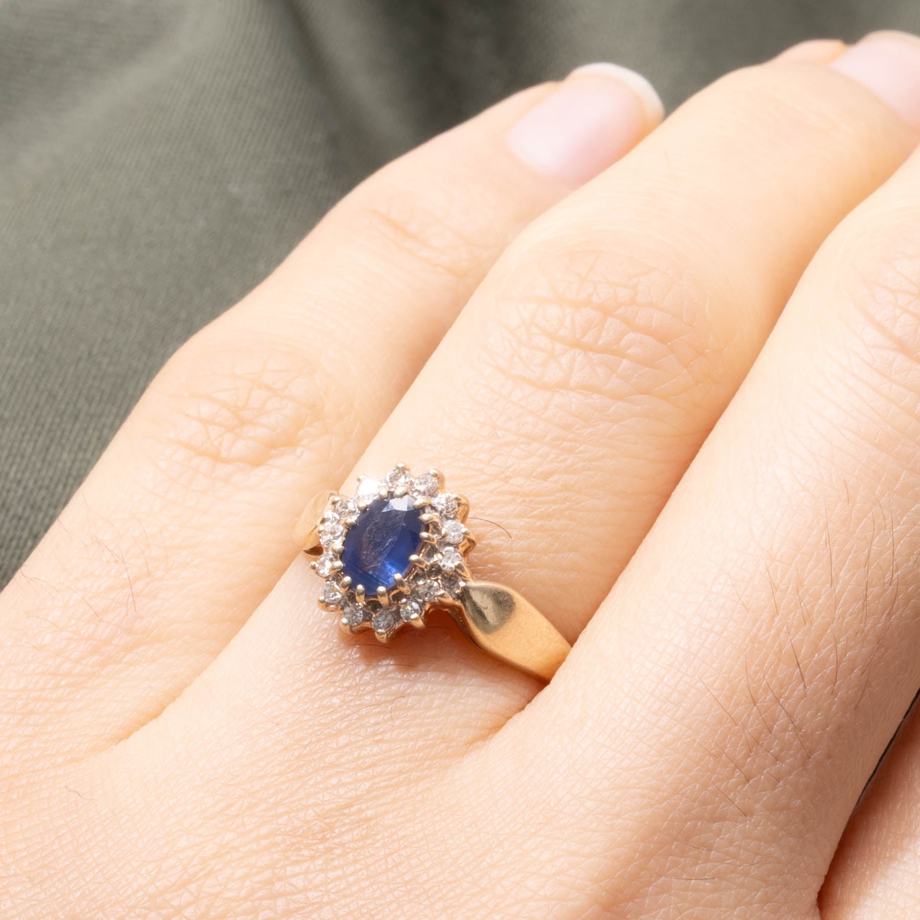 10k Oval Cut Sapphire & Diamond Petal Halo Ring | SZ 5.5