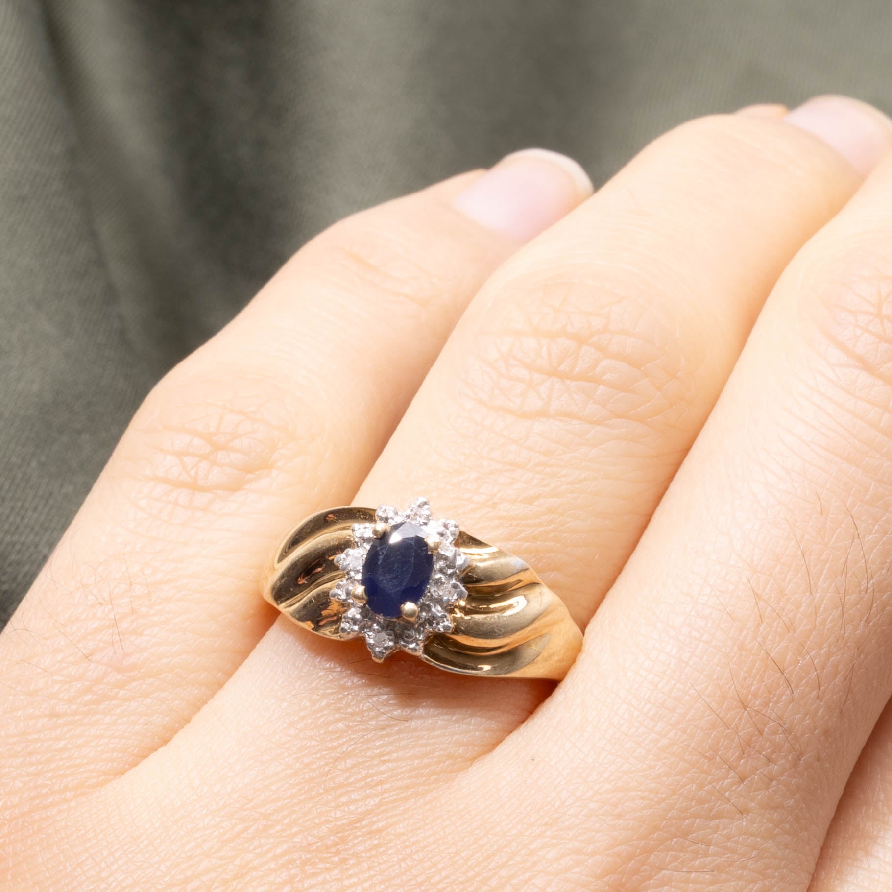 10k Sapphire & Diamond Petal Halo Grooved Ring | SZ 6.75