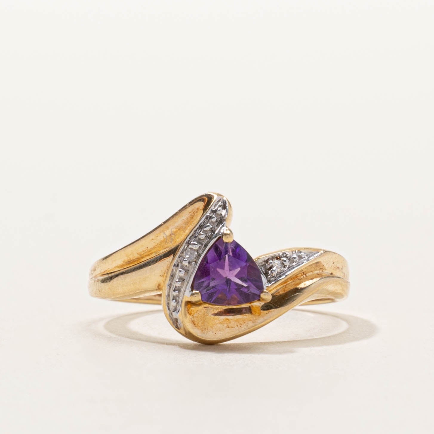 10k Trillion Cut Amethyst & Diamond Wave Ring | SZ 7