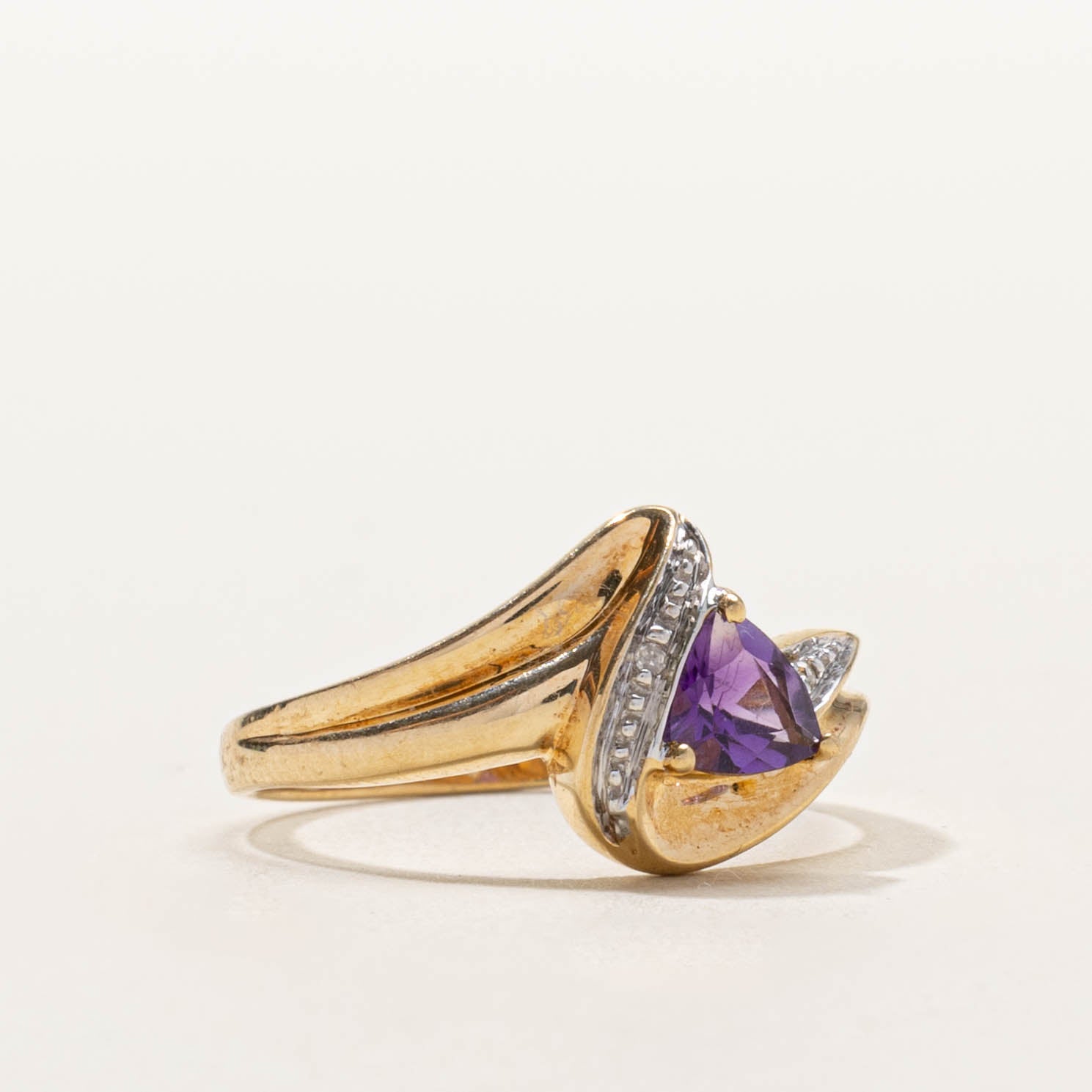 10k Trillion Cut Amethyst & Diamond Wave Ring | SZ 7