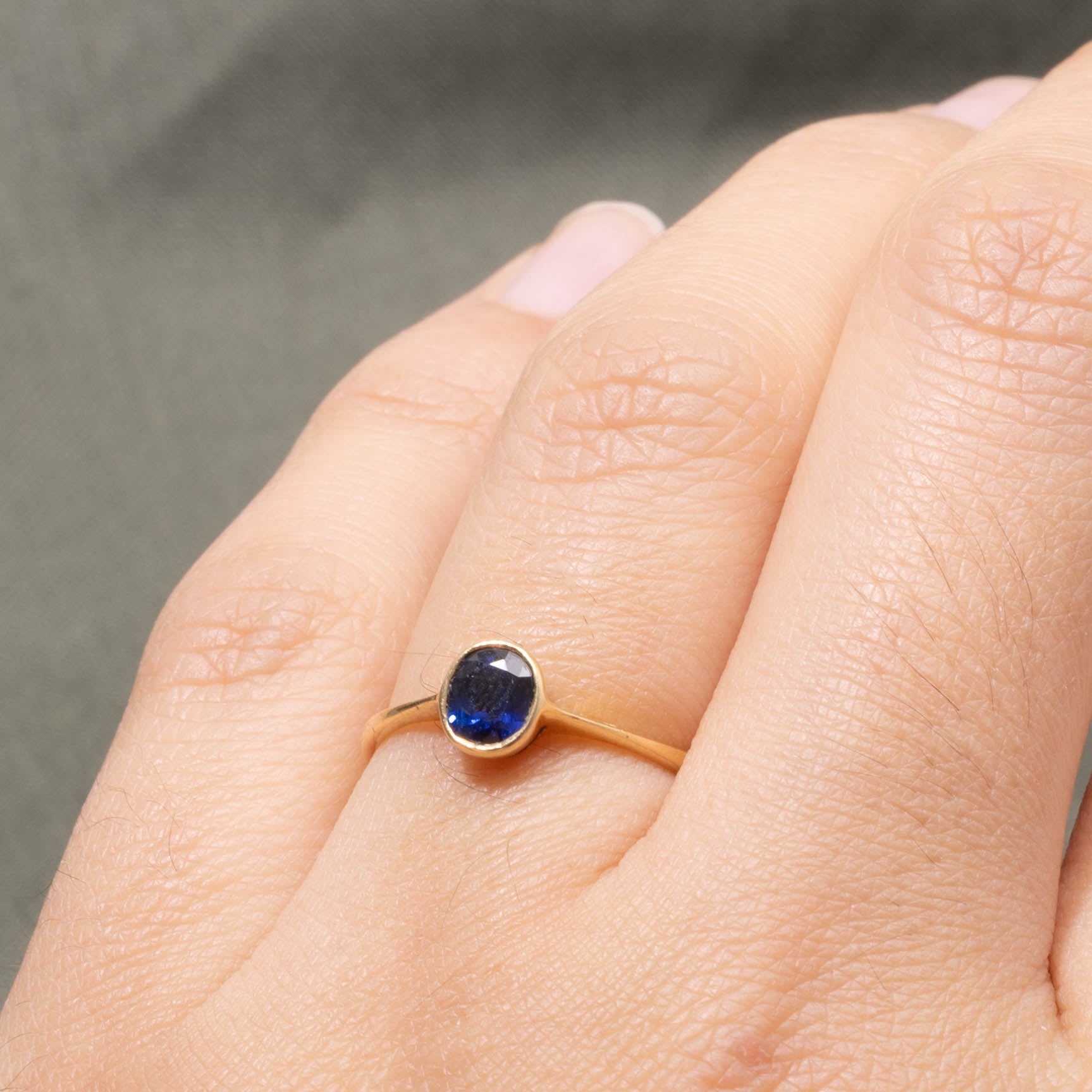 18k Solitaire Bezel Set Sapphire Ring | SZ 5.75