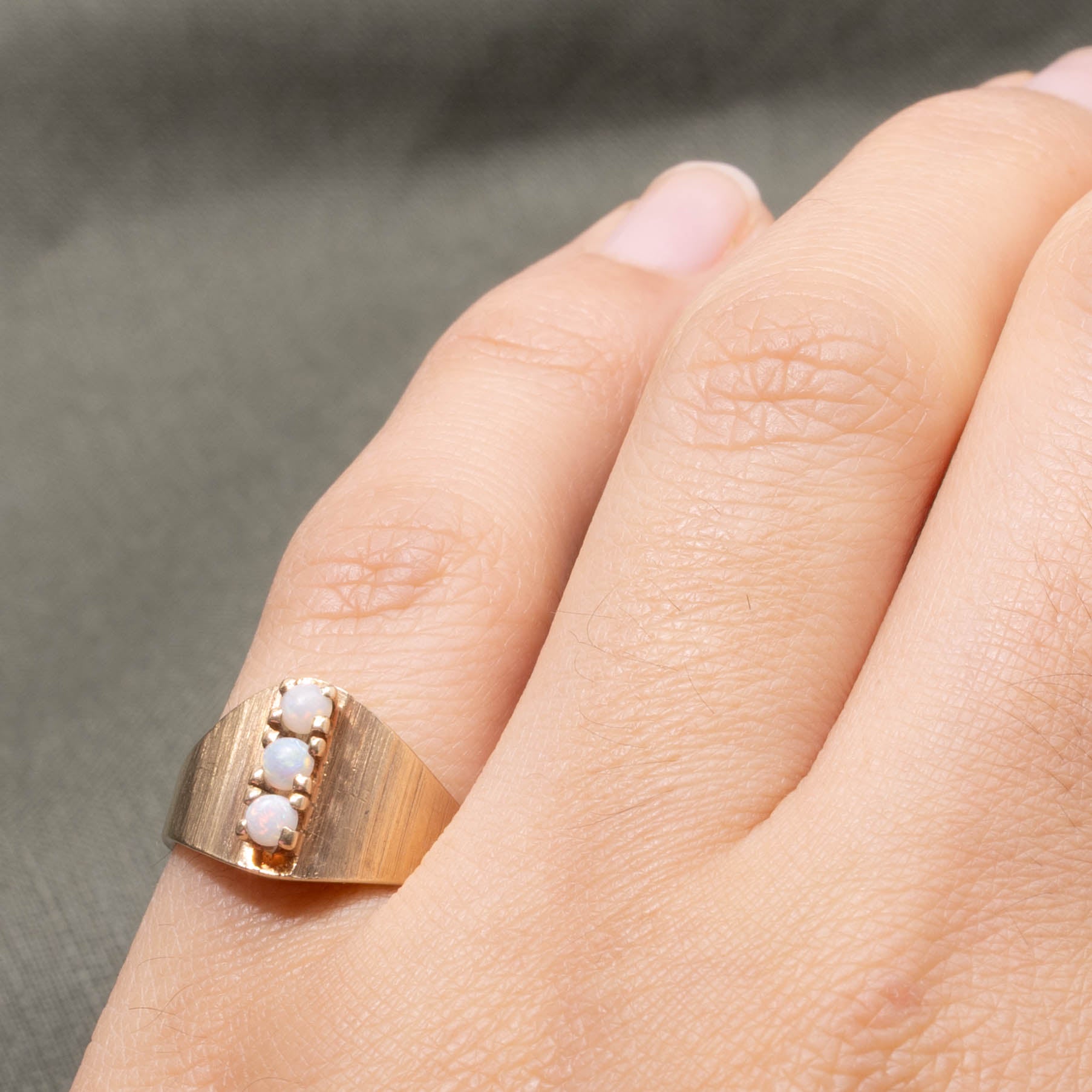 10k Opal Column Fluted Ring | SZ 4.25