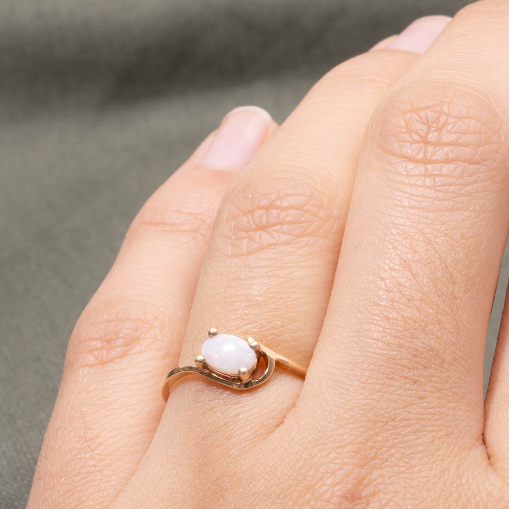 10k Solitaire Opal Sweeping Ring | SZ 6.75