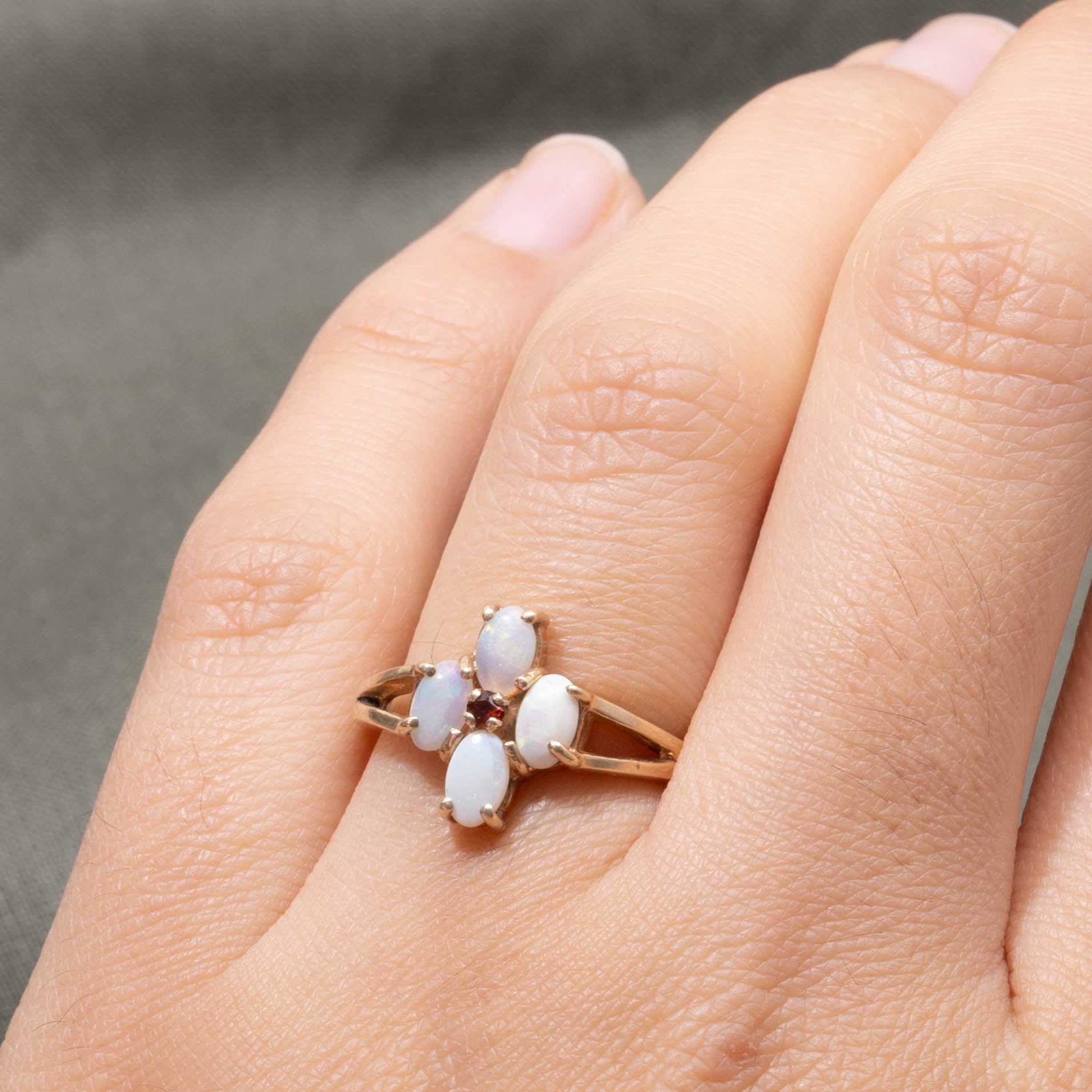 10k Opal & Garnet Split Shank Ring | SZ 6