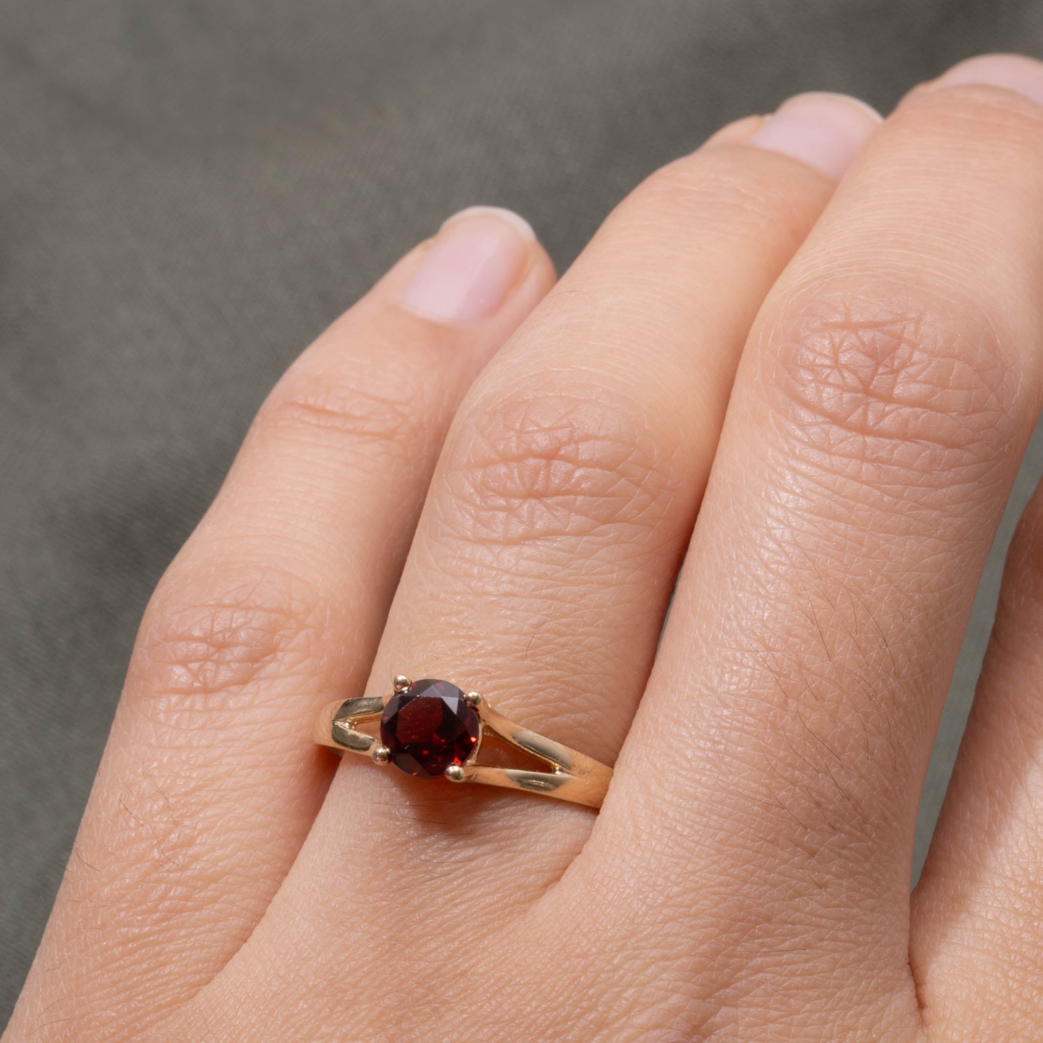 10k Solitaire Garnet Split Shank Ring | 2.05ct | SZ 7.25