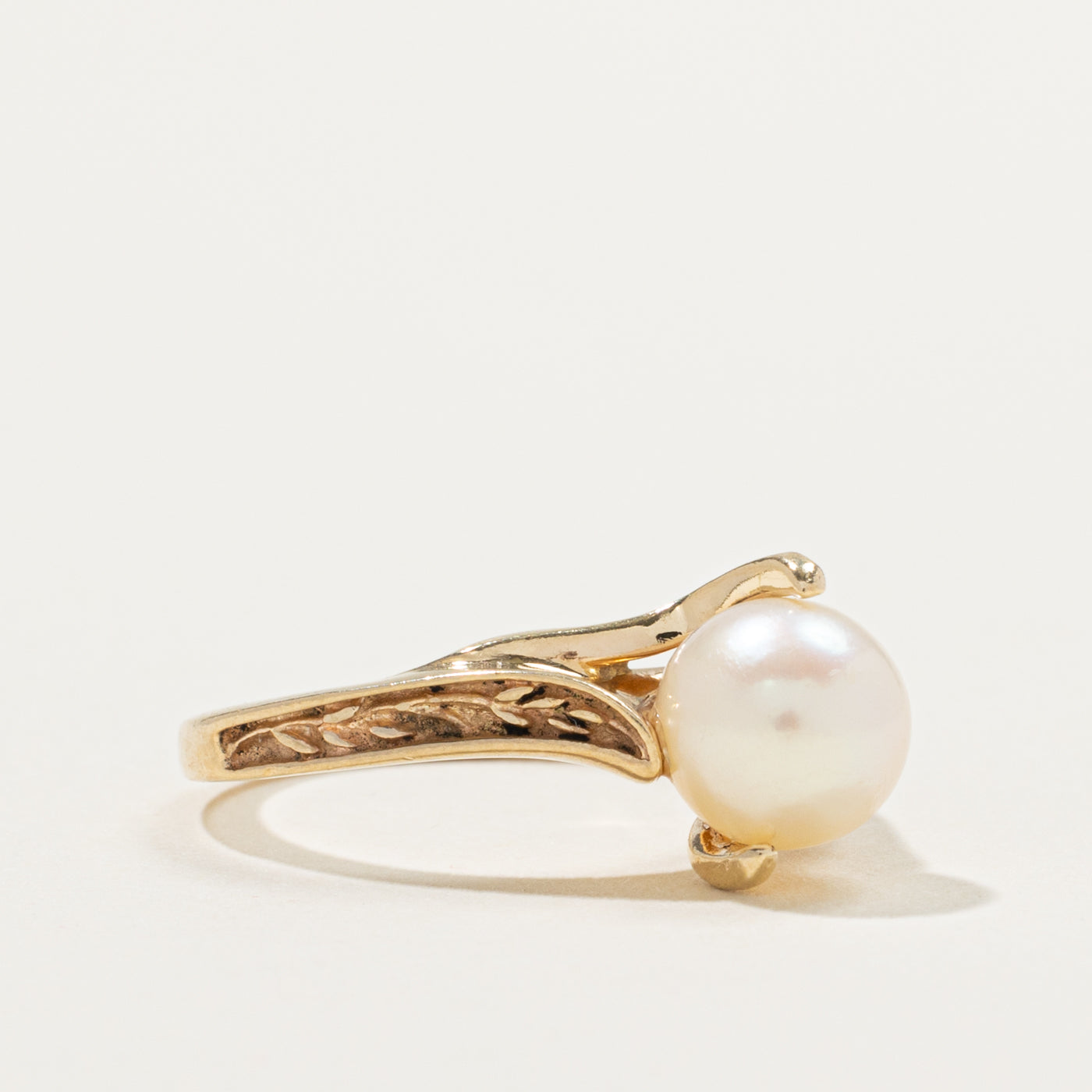14k Solitaire Cultured Pearl Scrollwork & Engraved Bypass Ring | SZ 6.25