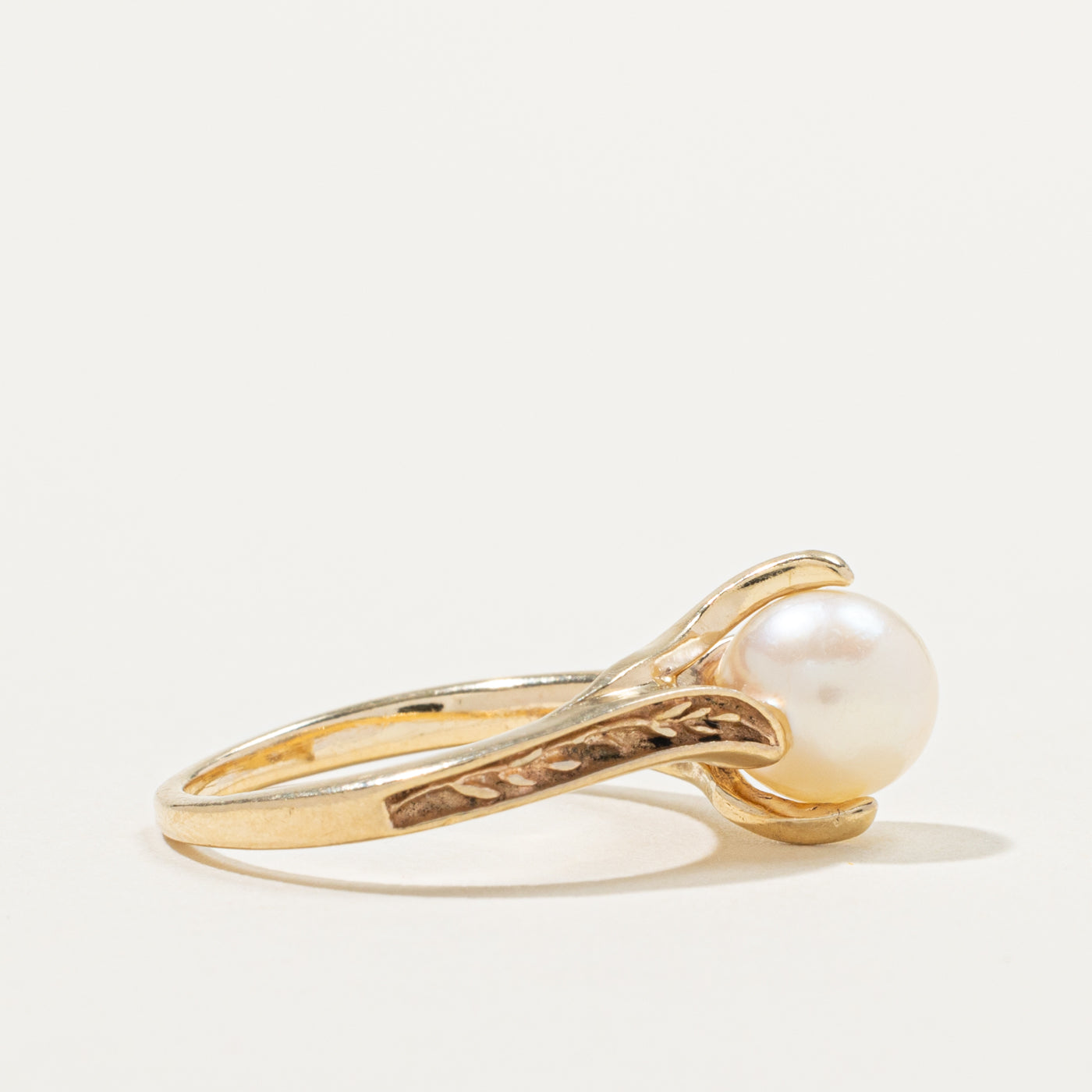 14k Solitaire Cultured Pearl Scrollwork & Engraved Bypass Ring | SZ 6.25