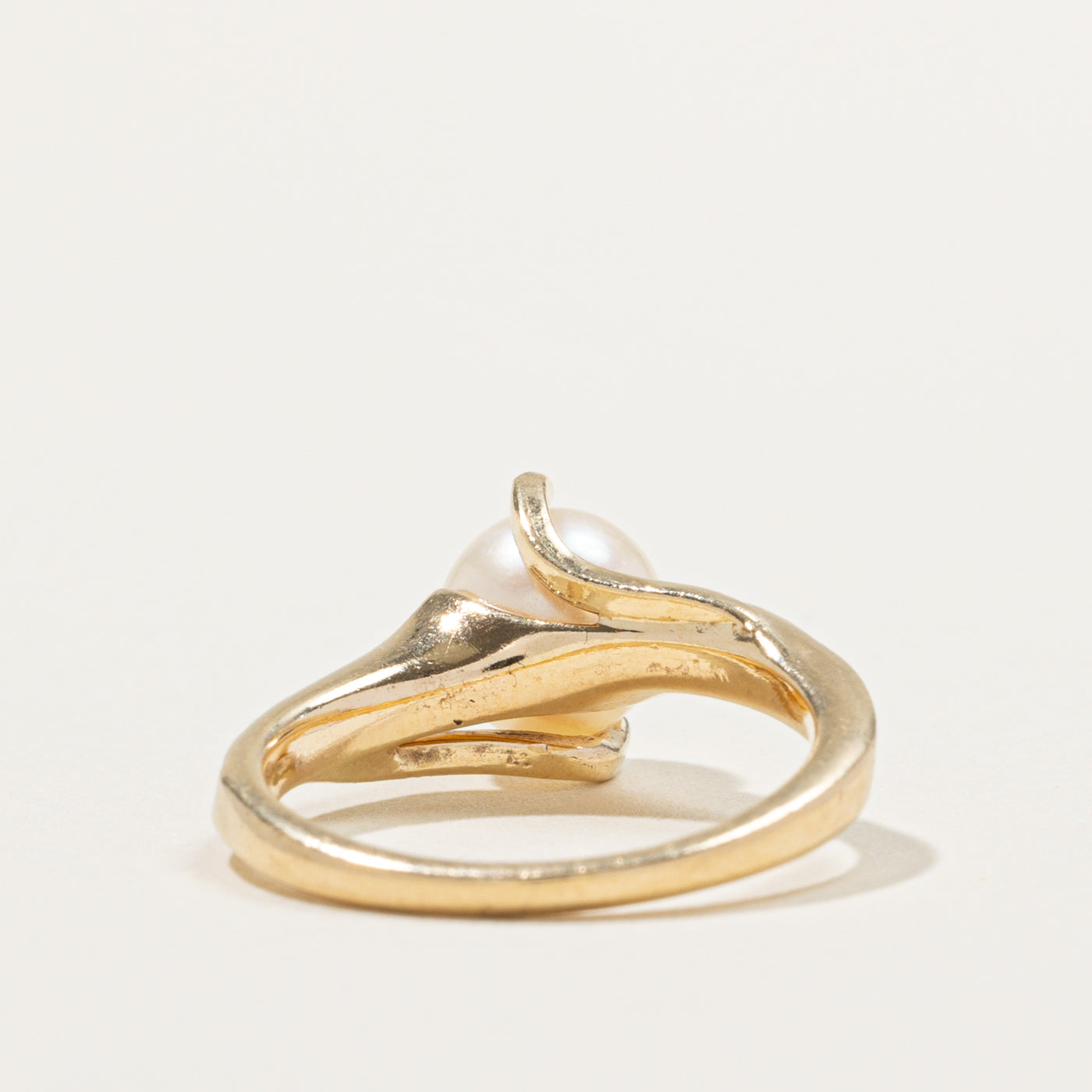 14k Solitaire Cultured Pearl Scrollwork & Engraved Bypass Ring | SZ 6.25