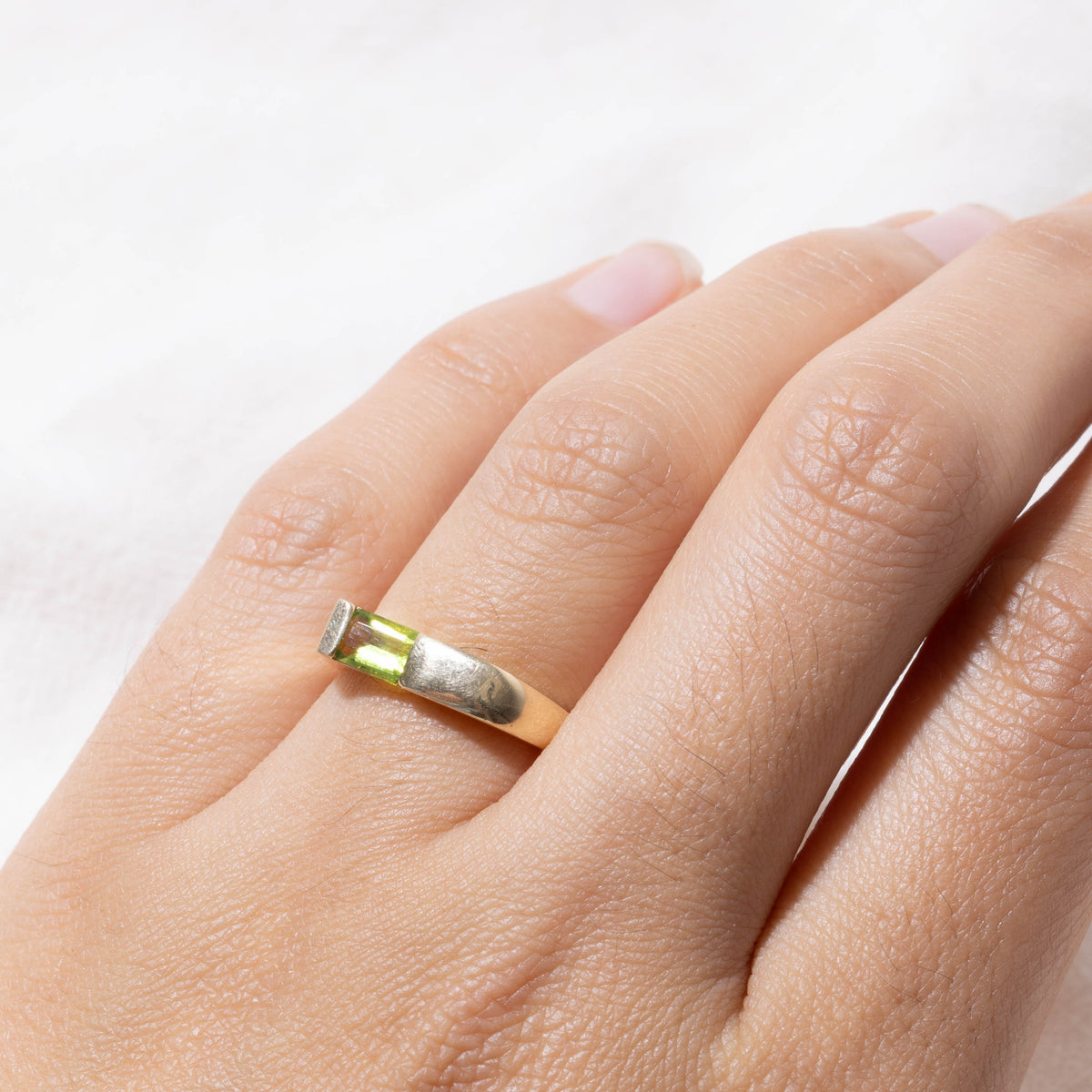 10k East West Corner Set Peridot Ring | SZ 6