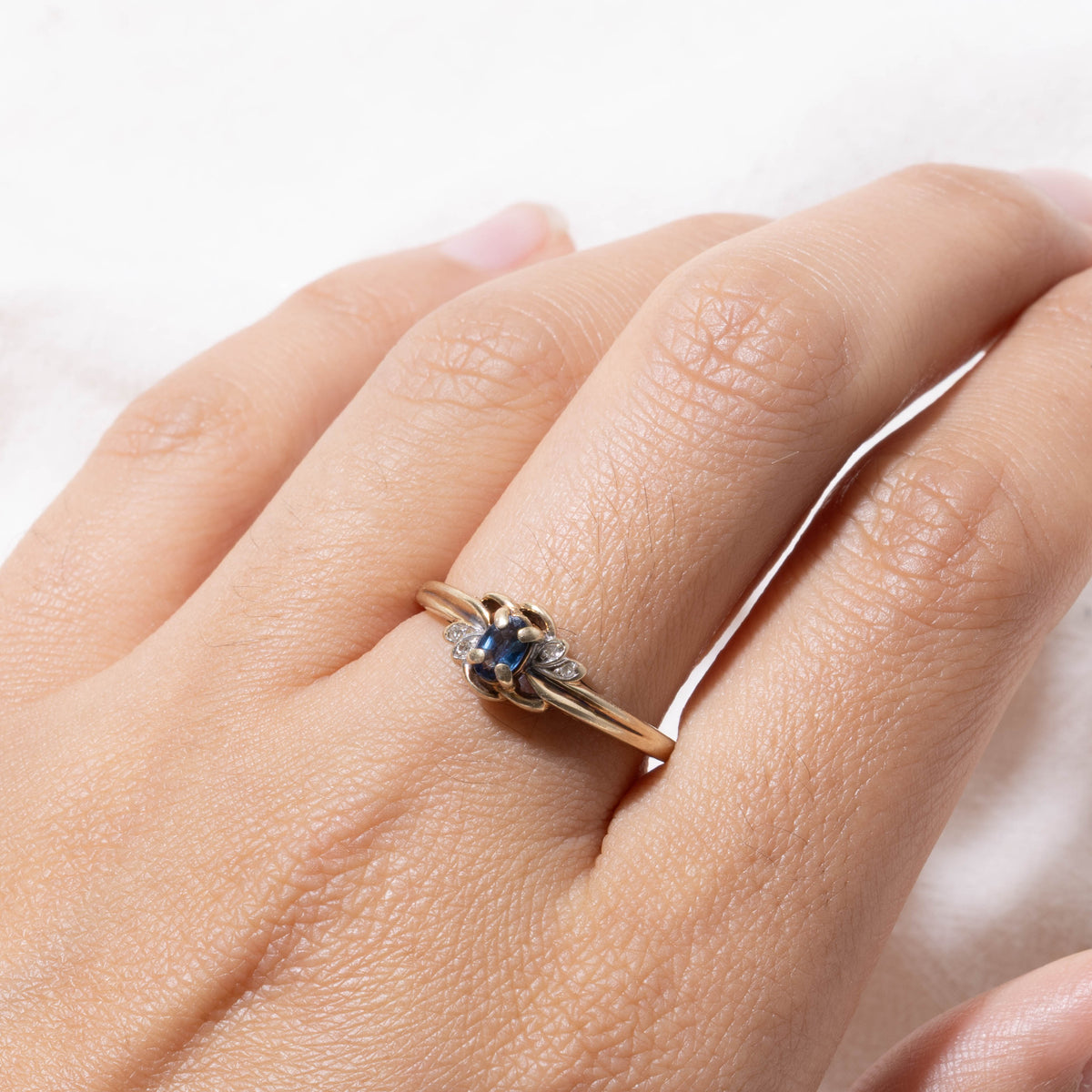 10k Sapphire & Diamond Grooved Floral Ring | SZ 8.5