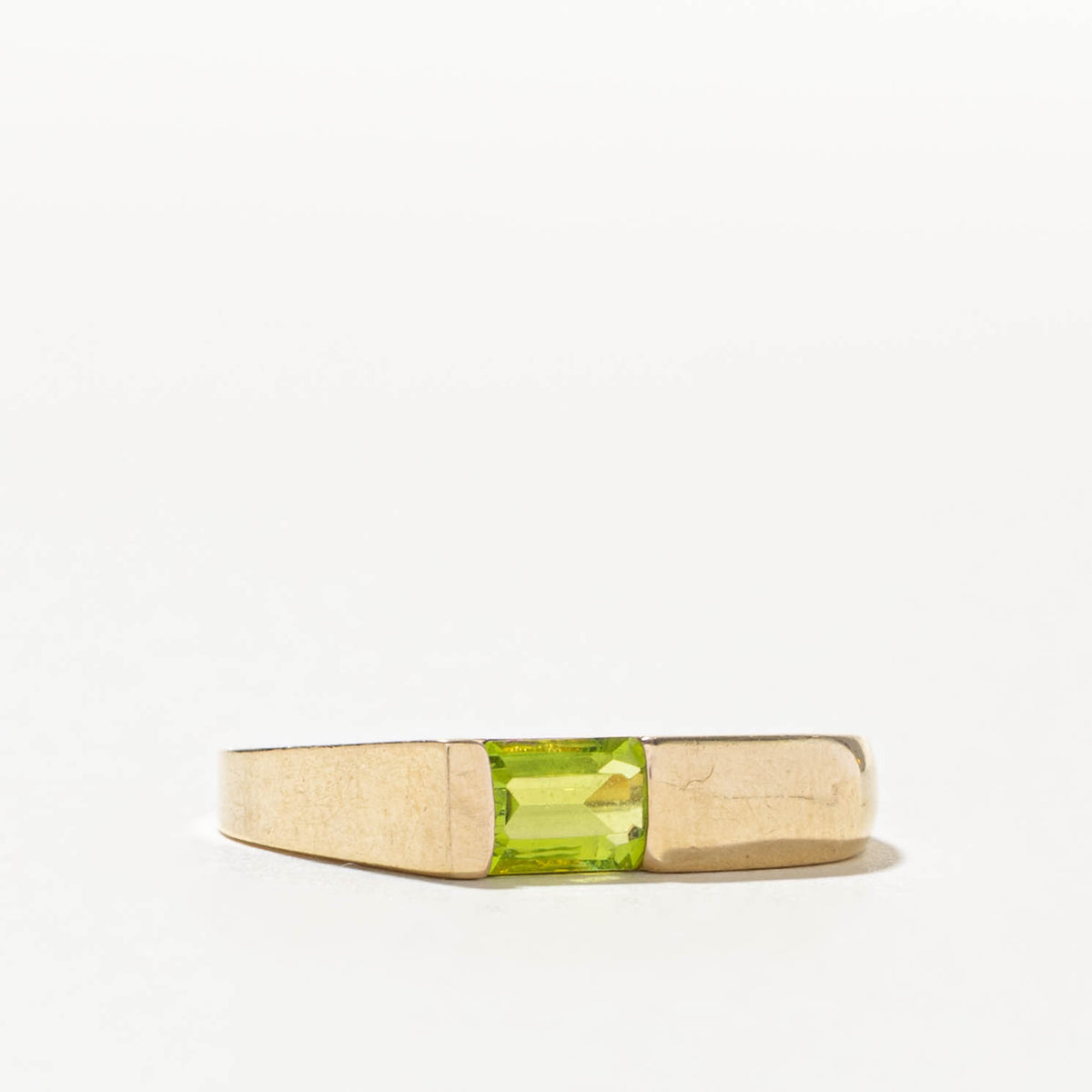 10k East West Corner Set Peridot Ring | SZ 6