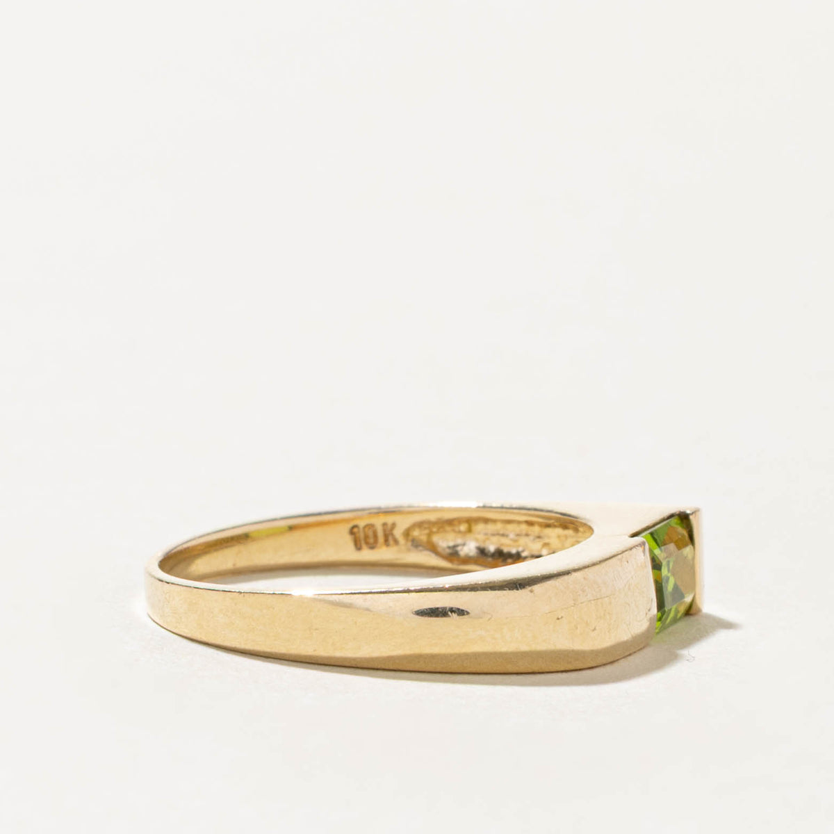 10k East West Corner Set Peridot Ring | SZ 6