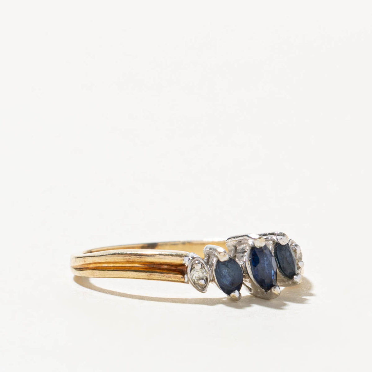 10k Three Stone Sapphire & Diamond Grooved Ring | SZ 4.5