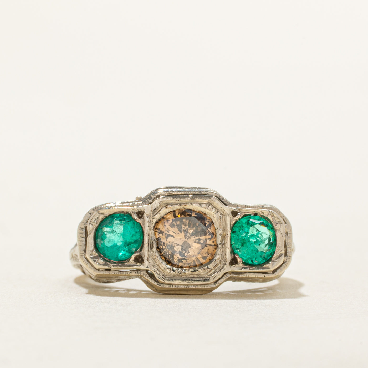 Bague Art Déco ornée de diamants et d'émeraudes | 0,62 ct, 0,50 ct au total | Taille 5,5 |