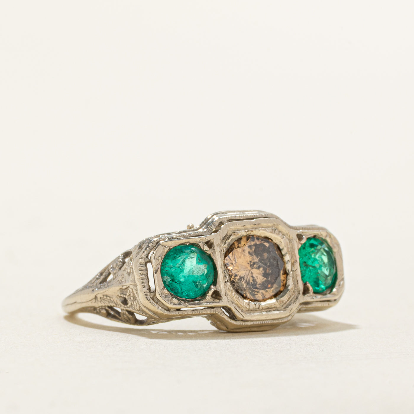 Bague Art Déco ornée de diamants et d'émeraudes | 0,62 ct, 0,50 ct au total | Taille 5,5 |